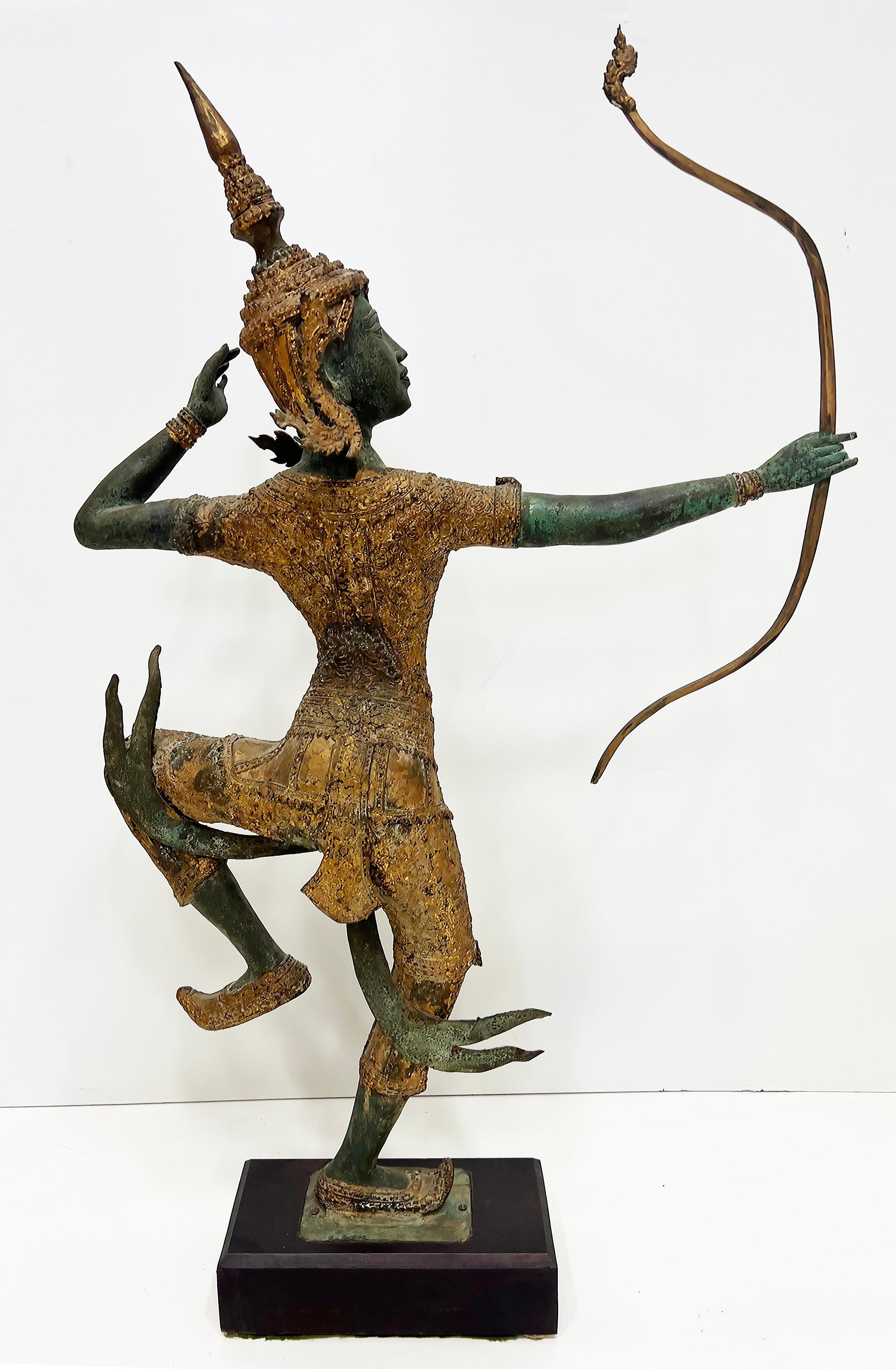 Vintage Monumental Asian Gilt Bronze Rama Archer Statue with Applied Patina


La vente porte sur une statue en bronze représentant Rama en archer. Pour un bouddhiste thaïlandais ou birman, elle représente l'importance de la sagesse, de l'effort, de