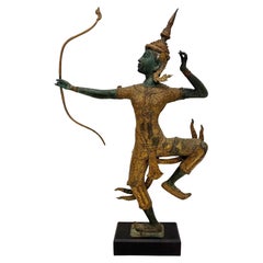 Vintage Monumental Asian Gilt Bronze Rama Archer Statue with Applied Patina, 42" (statue de l'Archer Rama en bronze doré avec patine appliquée)