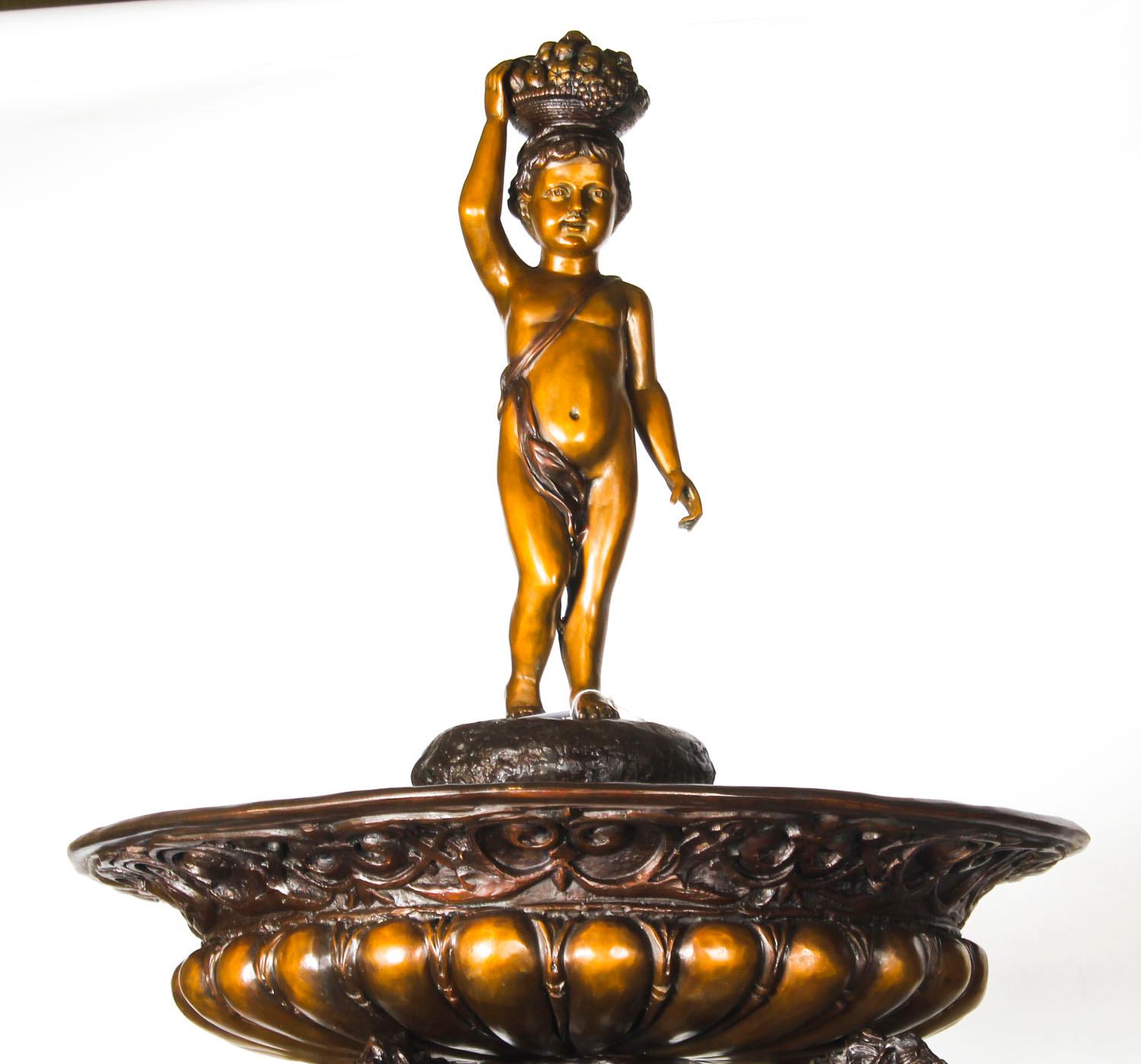 Es handelt sich um einen monumentalen zweistufigen Teichbrunnen aus Bronze im Barockstil aus dem späten 20.
 
Dieser gewaltige Brunnen versprüht das Wasser von oben durch einen stehenden Cherub in die oberste Etage, durch vier geflügelte