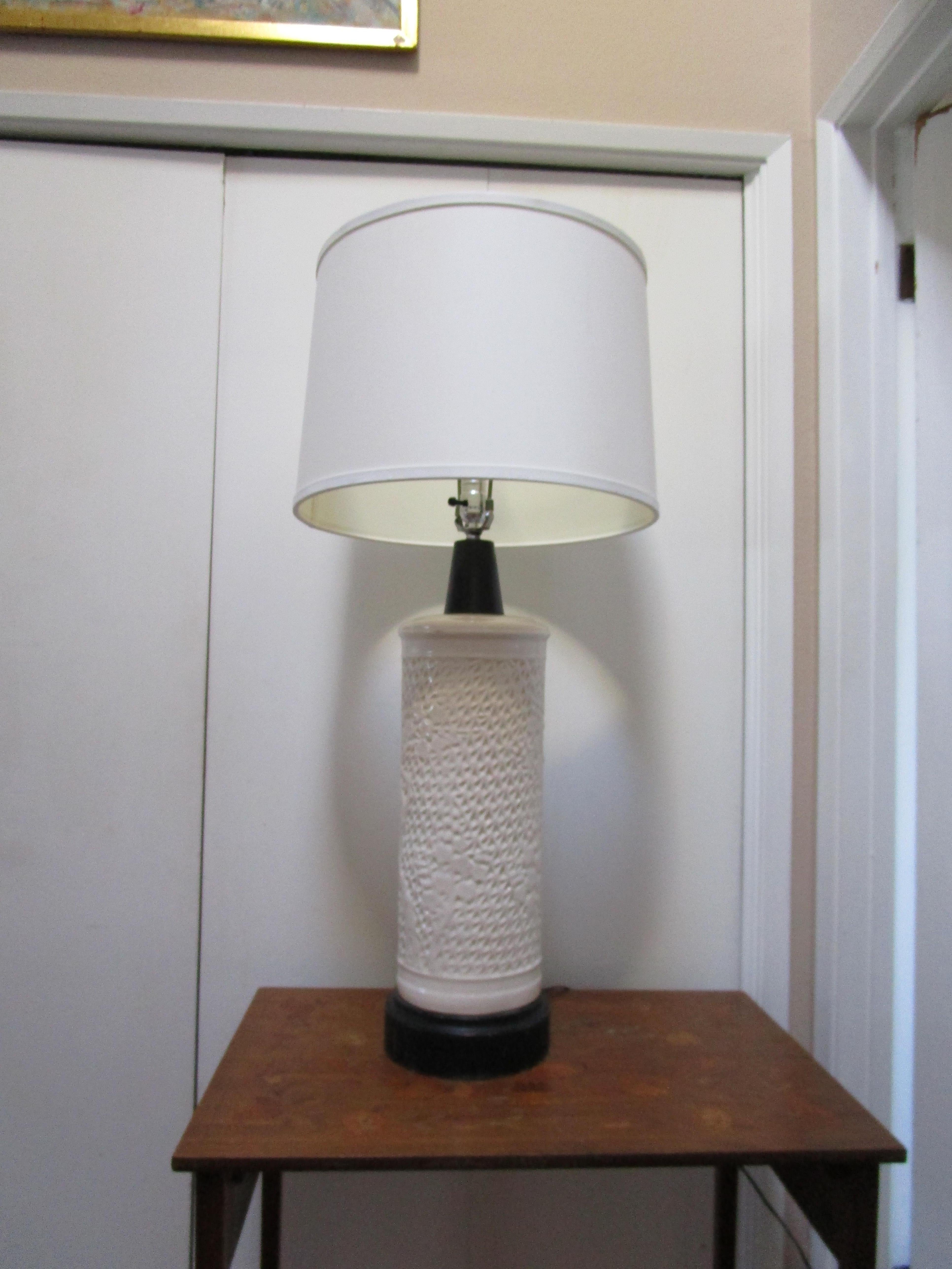 Vintage Monumental Blanc de Chine Embossed White Table Lamp, High Relief Design For Sale 2