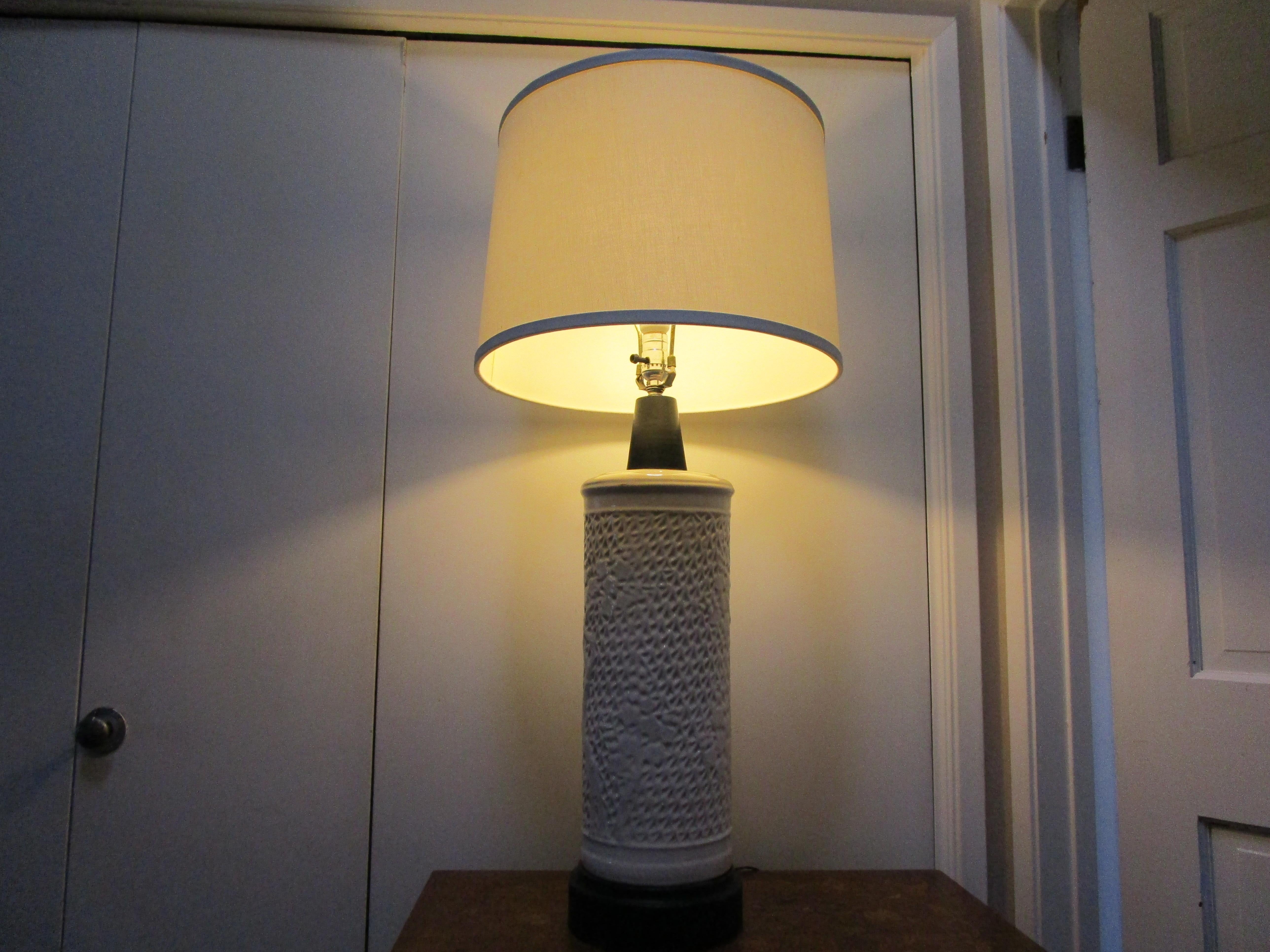 L'ampleur de cette lampe monumentale blanc de chine vintage en fait un atout de design. Elle présente des branches et des marques percées autour de la base et de la section centrale de la lampe, qui est finie avec une glaçure élevée sur un beau