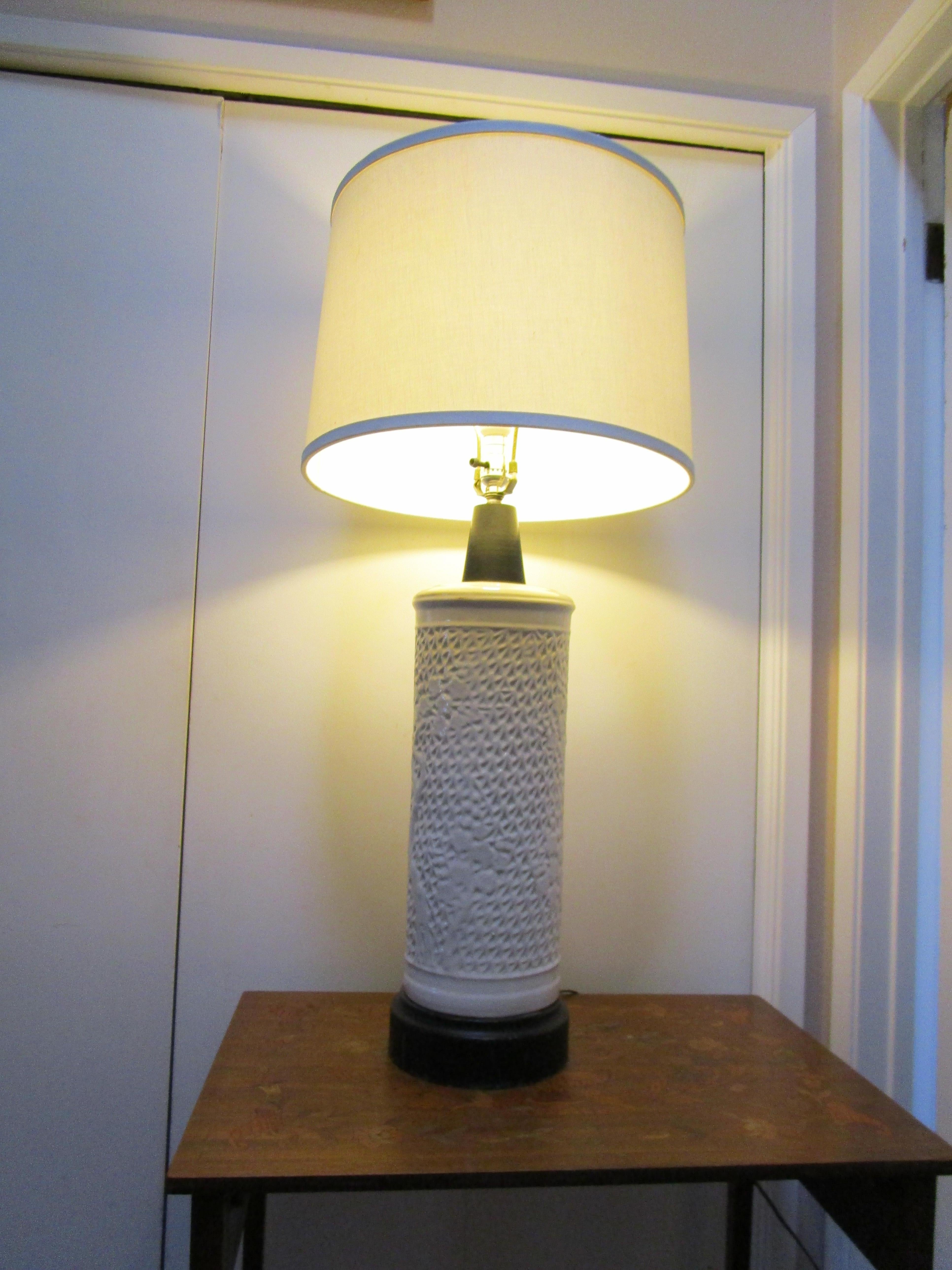 Vernissé Lampe de bureau vintage monumentale blanche embossée Blanc de Chine, design en haut-relief en vente