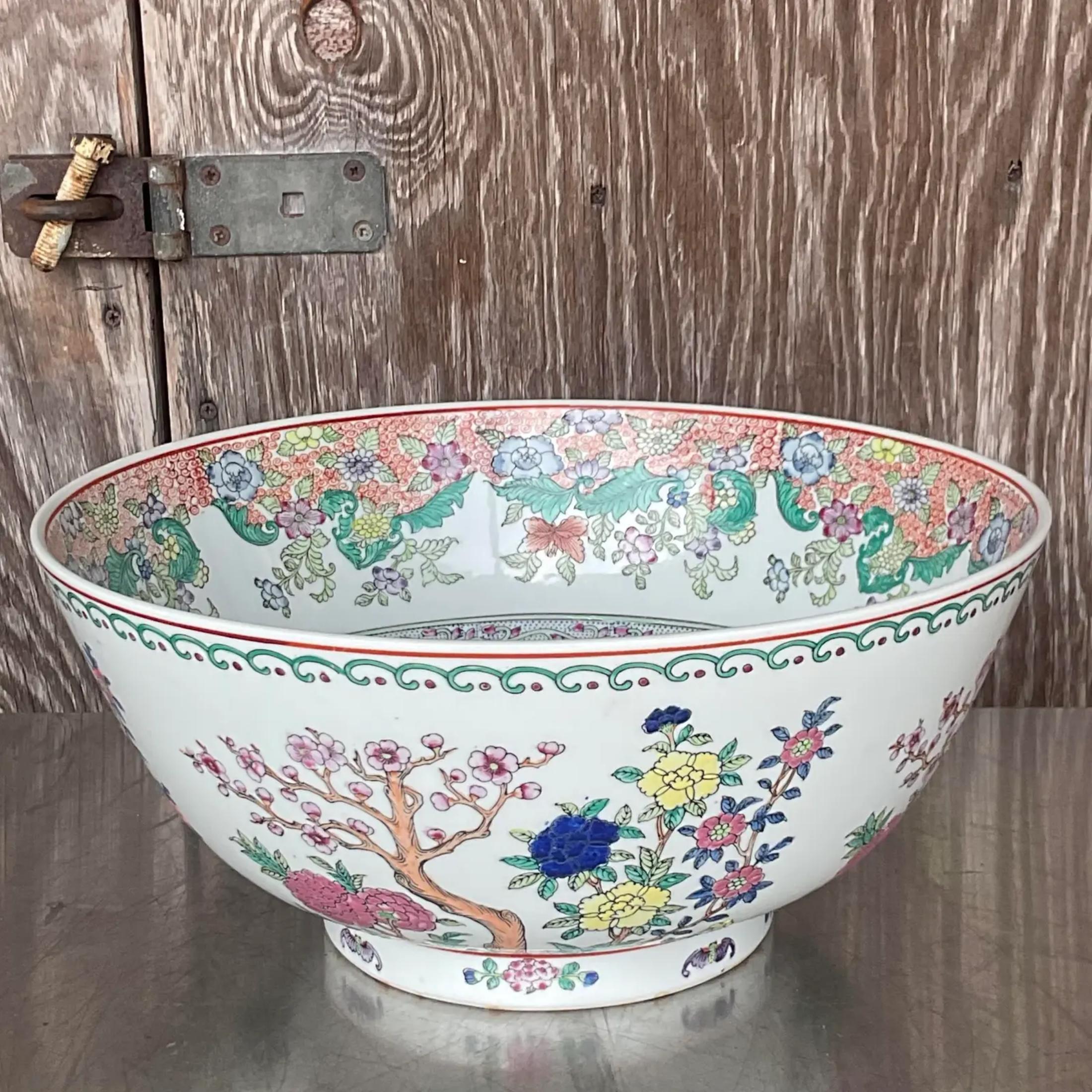 Un fabuleux bol en céramique asiatique vintage pour centre de table. Un design asiatique classique avec des vignes et des fleurs. Acquis d'une propriété de Palm Beach.