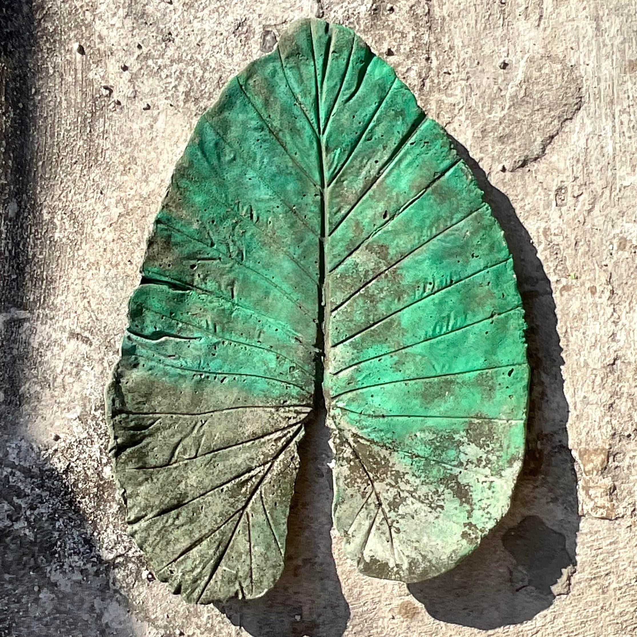 Una favolosa foglia monumentale vintage Boho in calcestruzzo. Un grande orecchio di elefante chic con sprazzi di vernice verde intenso. Perfetto come centrotavola su un grande tavolo o esposto in verticale su una mensola. Decidi tu! Acquistato da