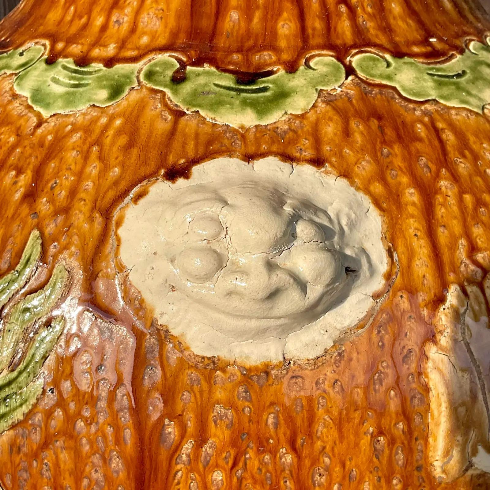 Une fabuleuse urne vintage en poterie émaillée Boho. Un récipient monumental en faïence avec un motif de dragon flottant et des faces en relief. Acquis d'une propriété de Palm Beach.