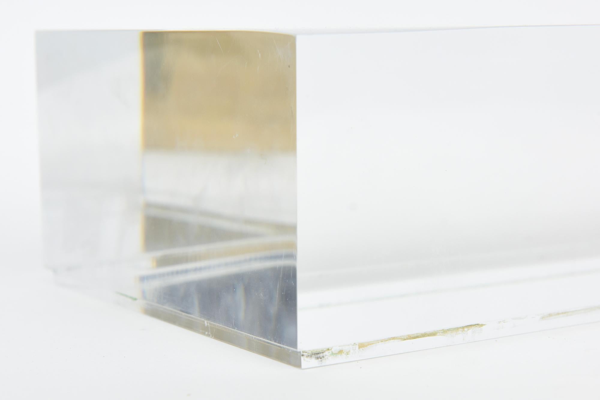 Scatola monumentale d'epoca in ottone, oro e lucite Accessorio da scrivania raro in vendita 4