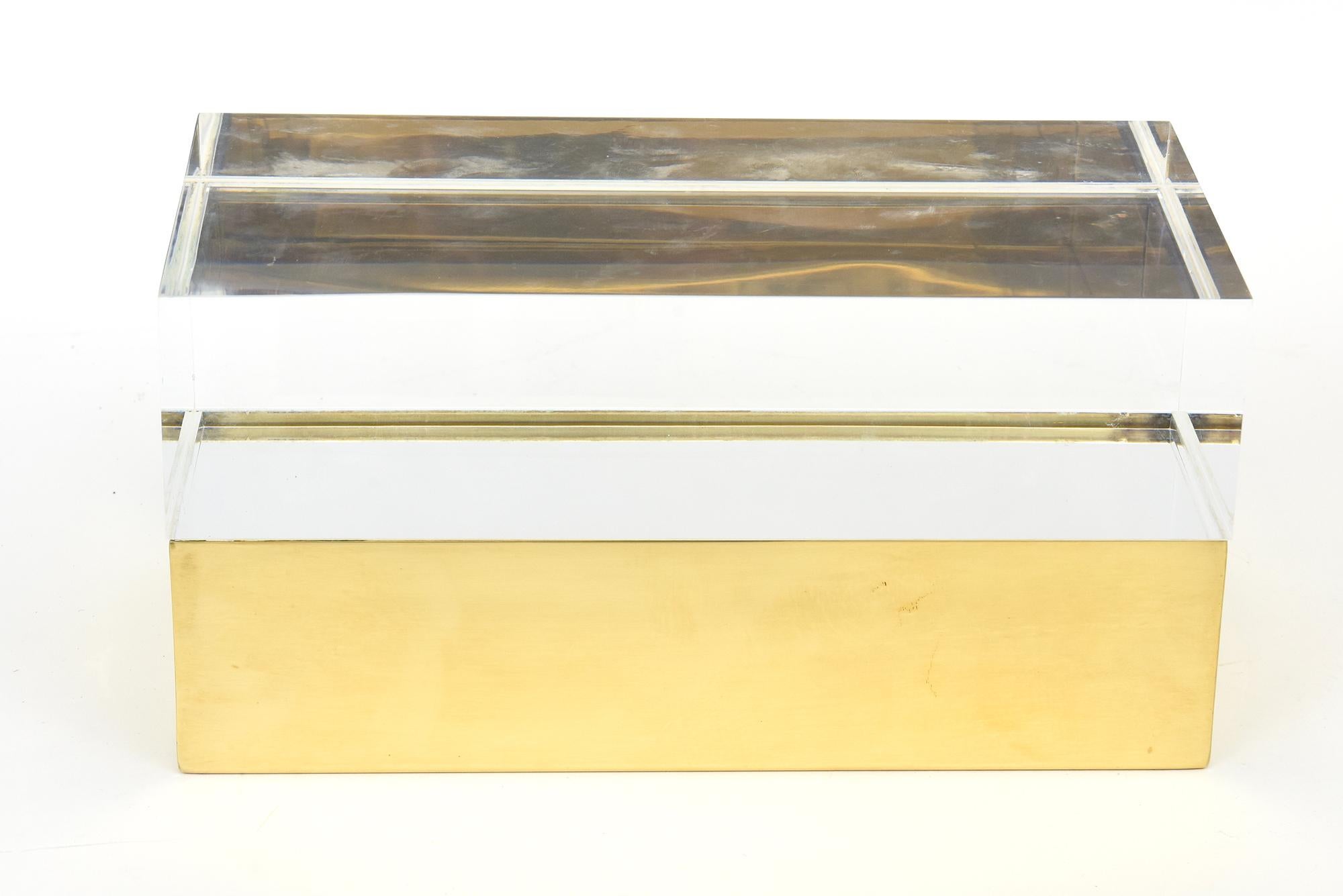 Scatola monumentale d'epoca in ottone, oro e lucite Accessorio da scrivania raro in vendita 7