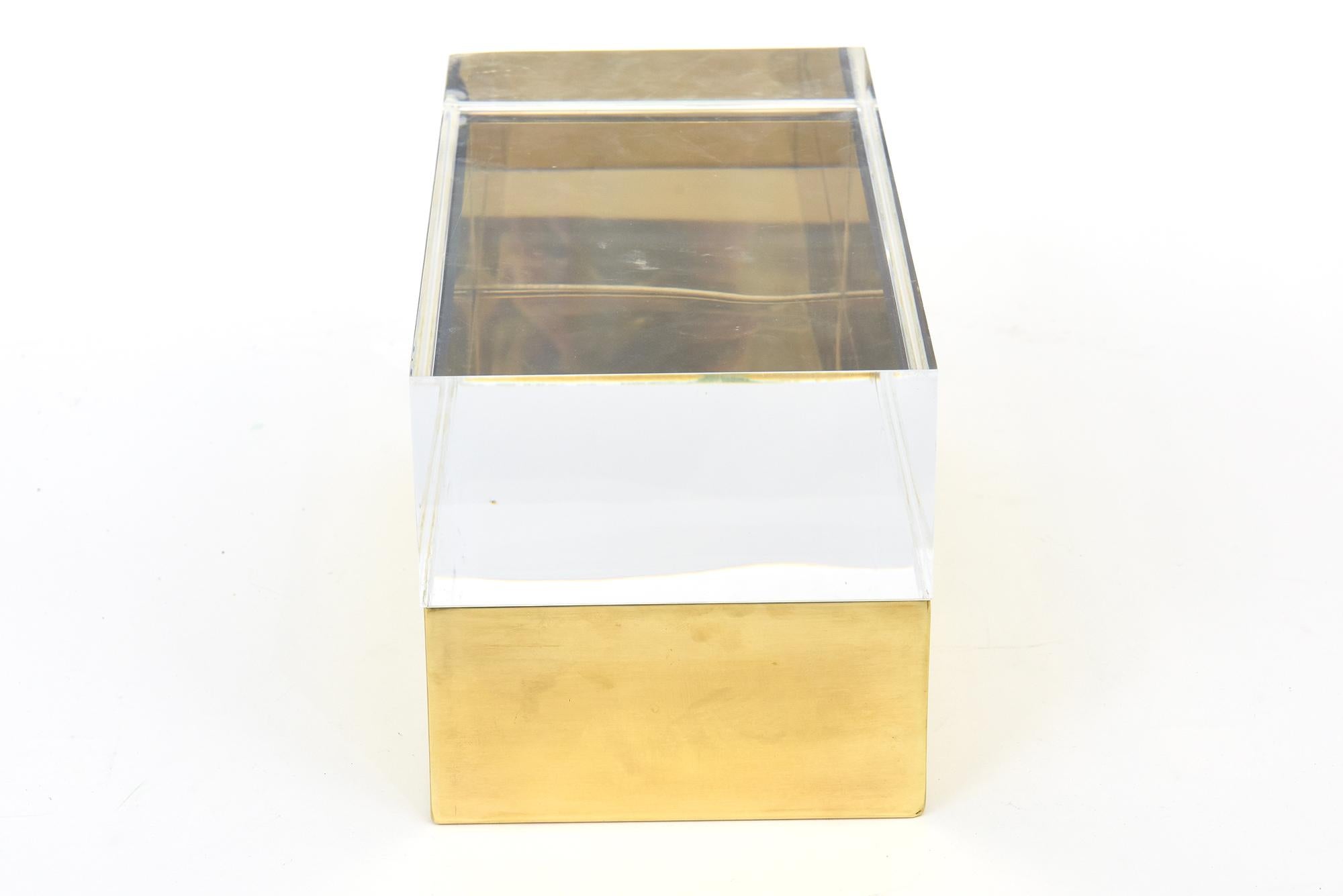 Moderno Scatola monumentale d'epoca in ottone, oro e lucite Accessorio da scrivania raro in vendita