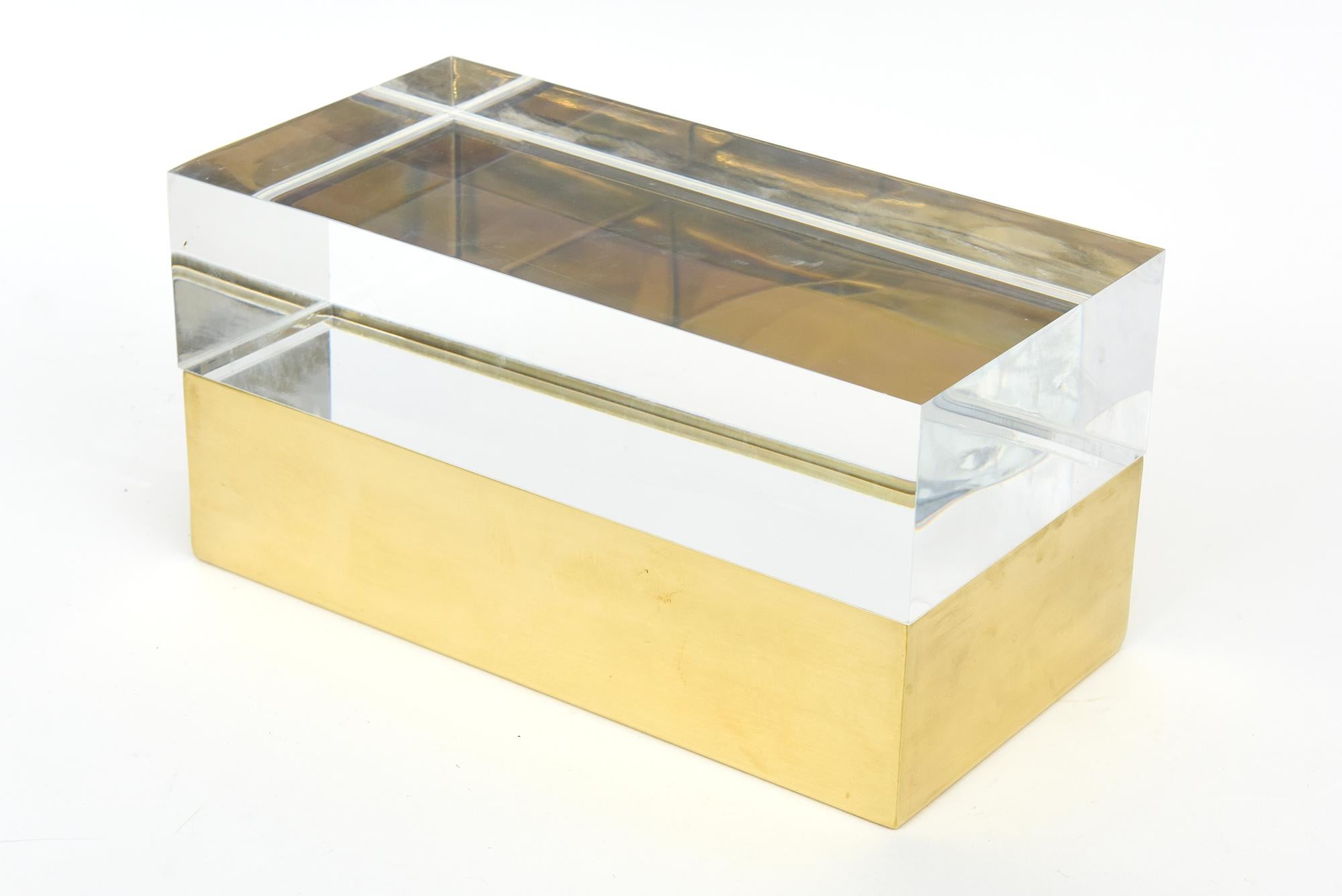 Italiano Scatola monumentale d'epoca in ottone, oro e lucite Accessorio da scrivania raro in vendita