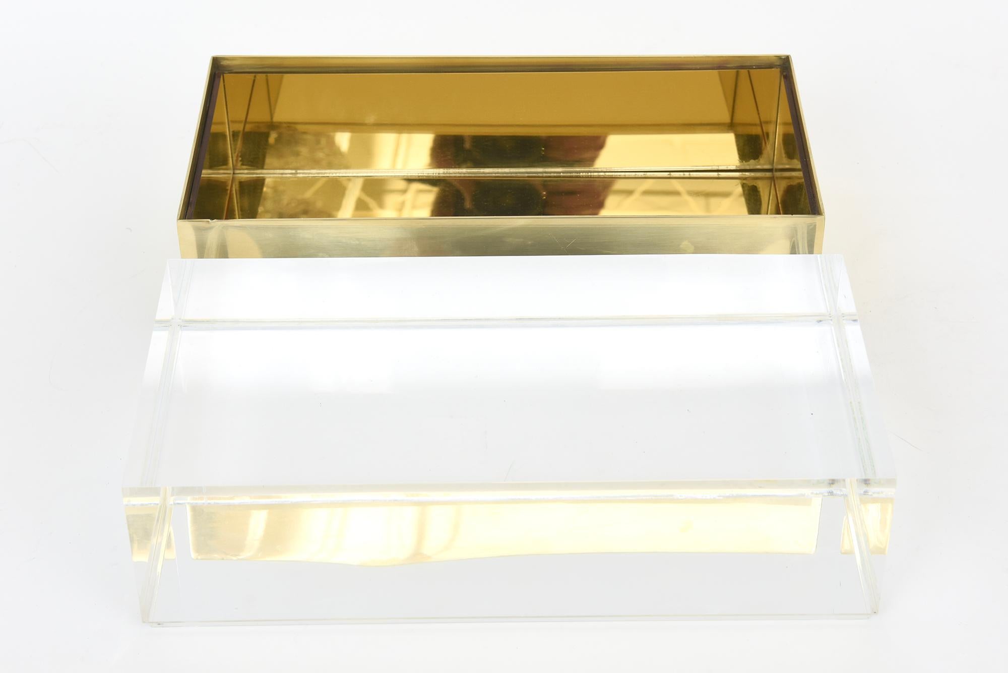 Scatola monumentale d'epoca in ottone, oro e lucite Accessorio da scrivania raro In condizioni buone in vendita a North Miami, FL