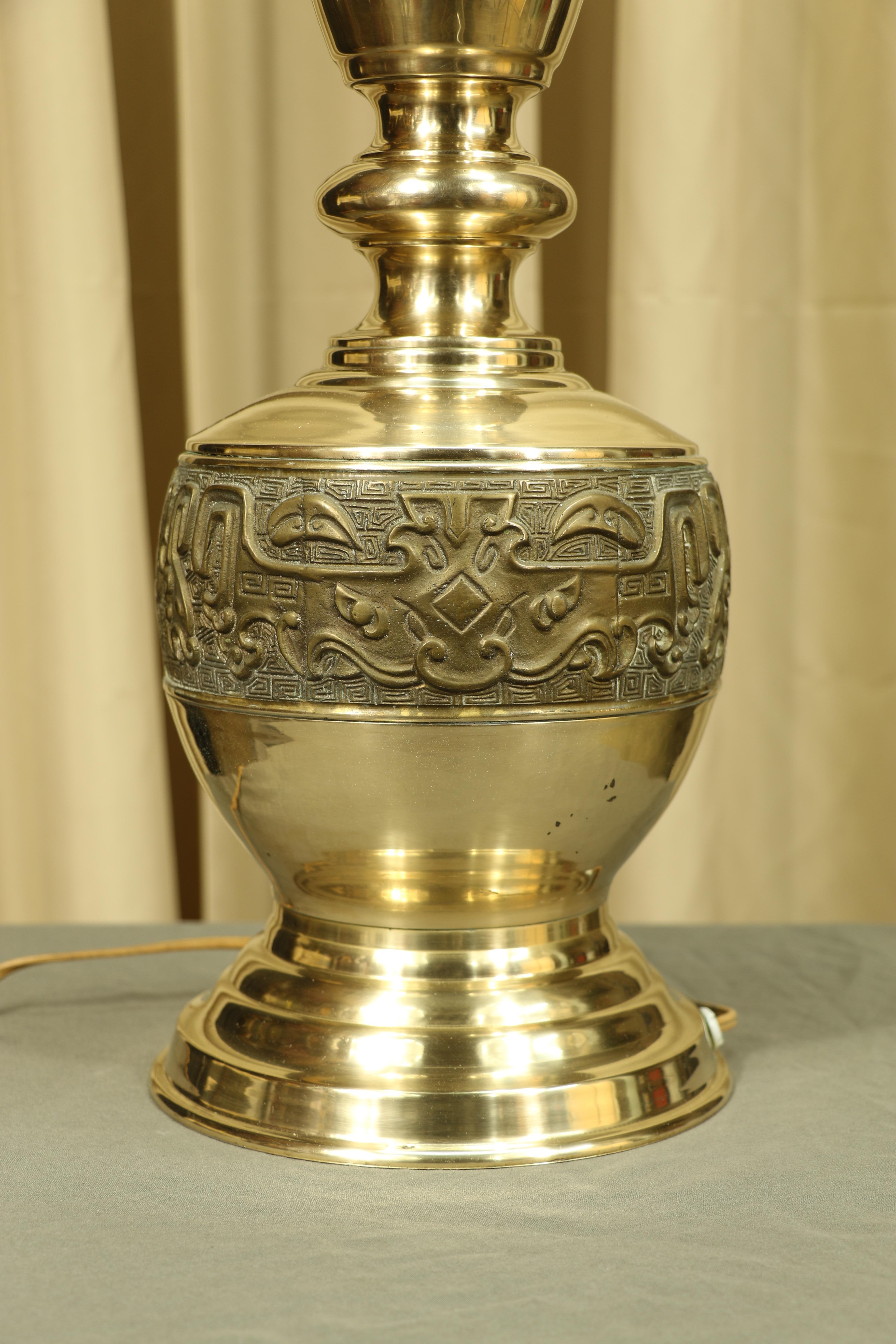 Mid-Century moderno Lampada da tavolo monumentale d'epoca in ottone di James Mont con incisione e influenze orientali in vendita