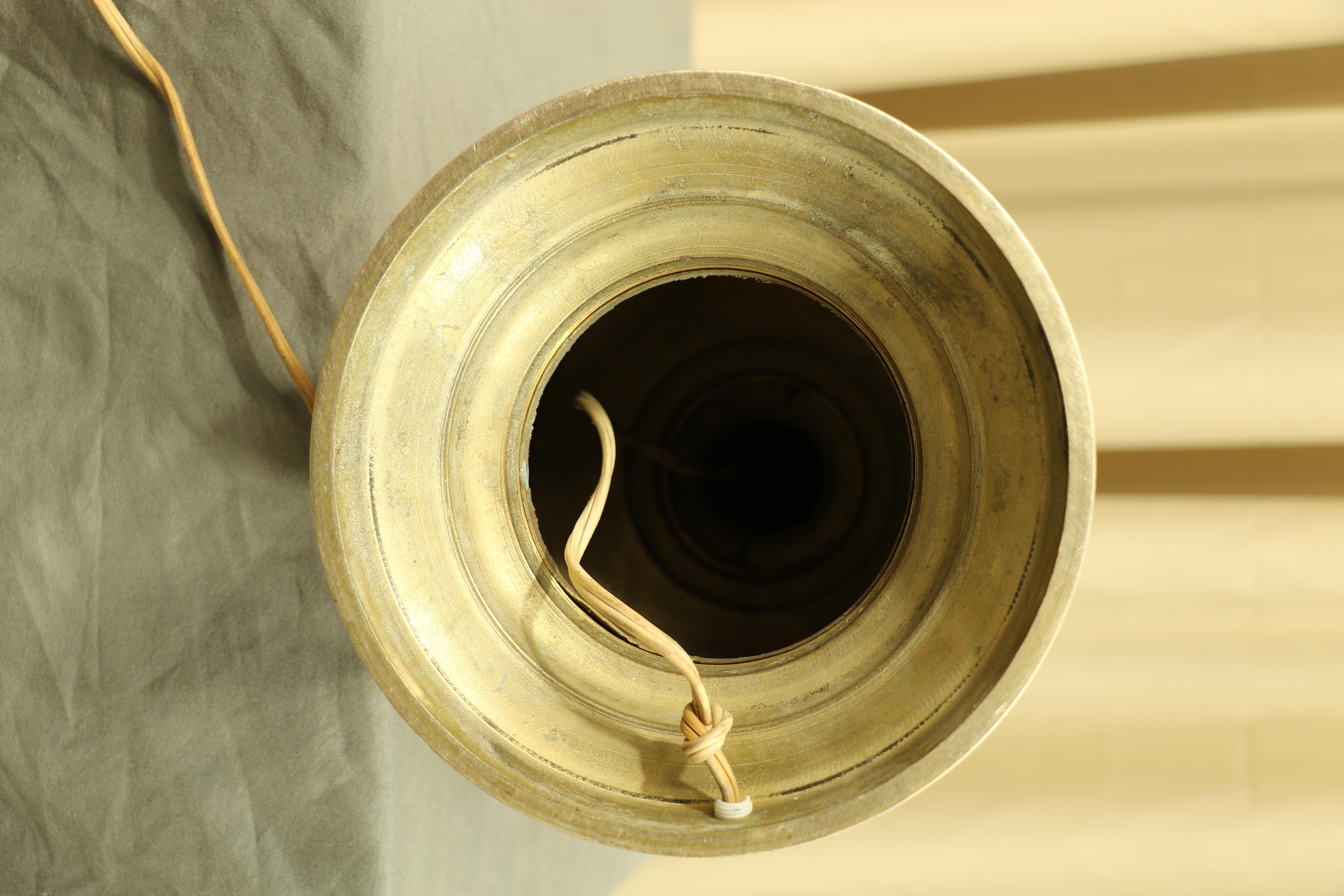 Vintage Monumental James Mont Brass Table Lamp Etching and Eastern Influences In Good Condition For Sale In Lomita, CA