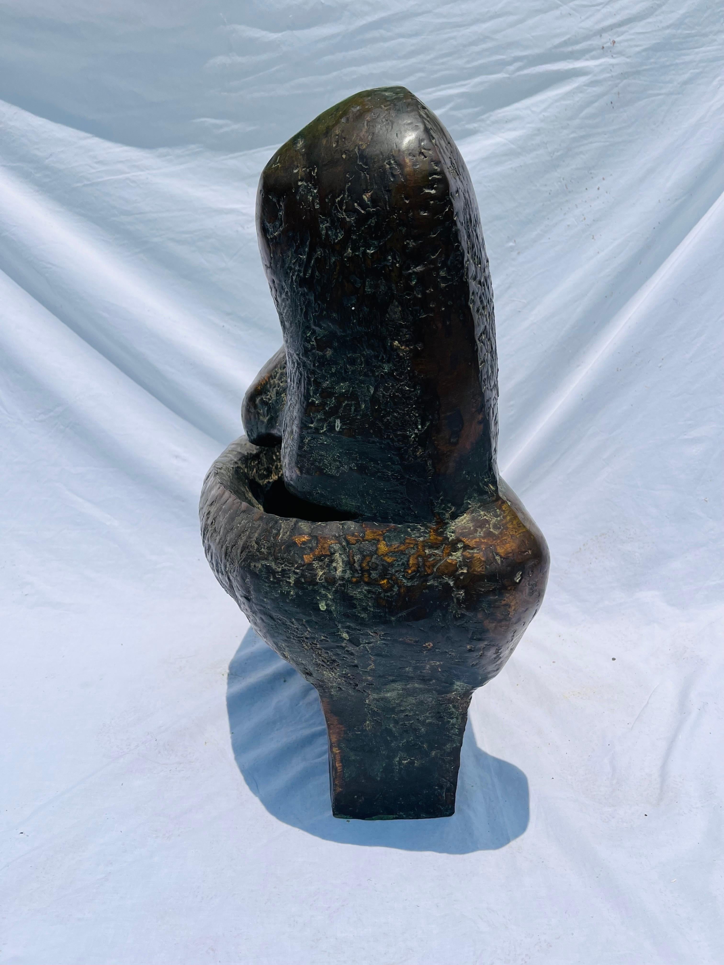 Monumentale abstrakte Biomorphe Vintage-Skulptur aus Bronze über zwei Füßen im Angebot 5