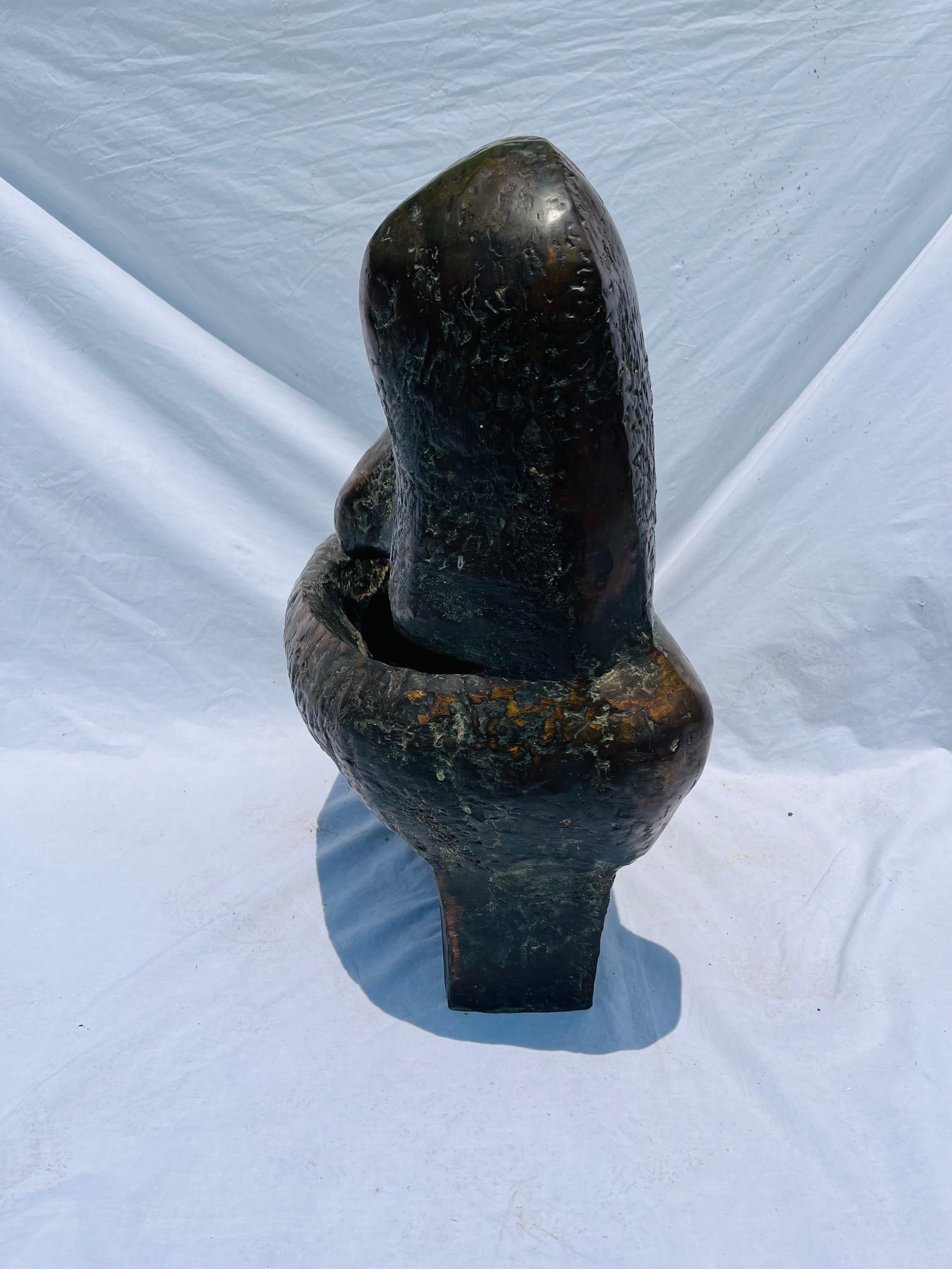 Monumentale abstrakte Biomorphe Vintage-Skulptur aus Bronze über zwei Füßen im Angebot 6