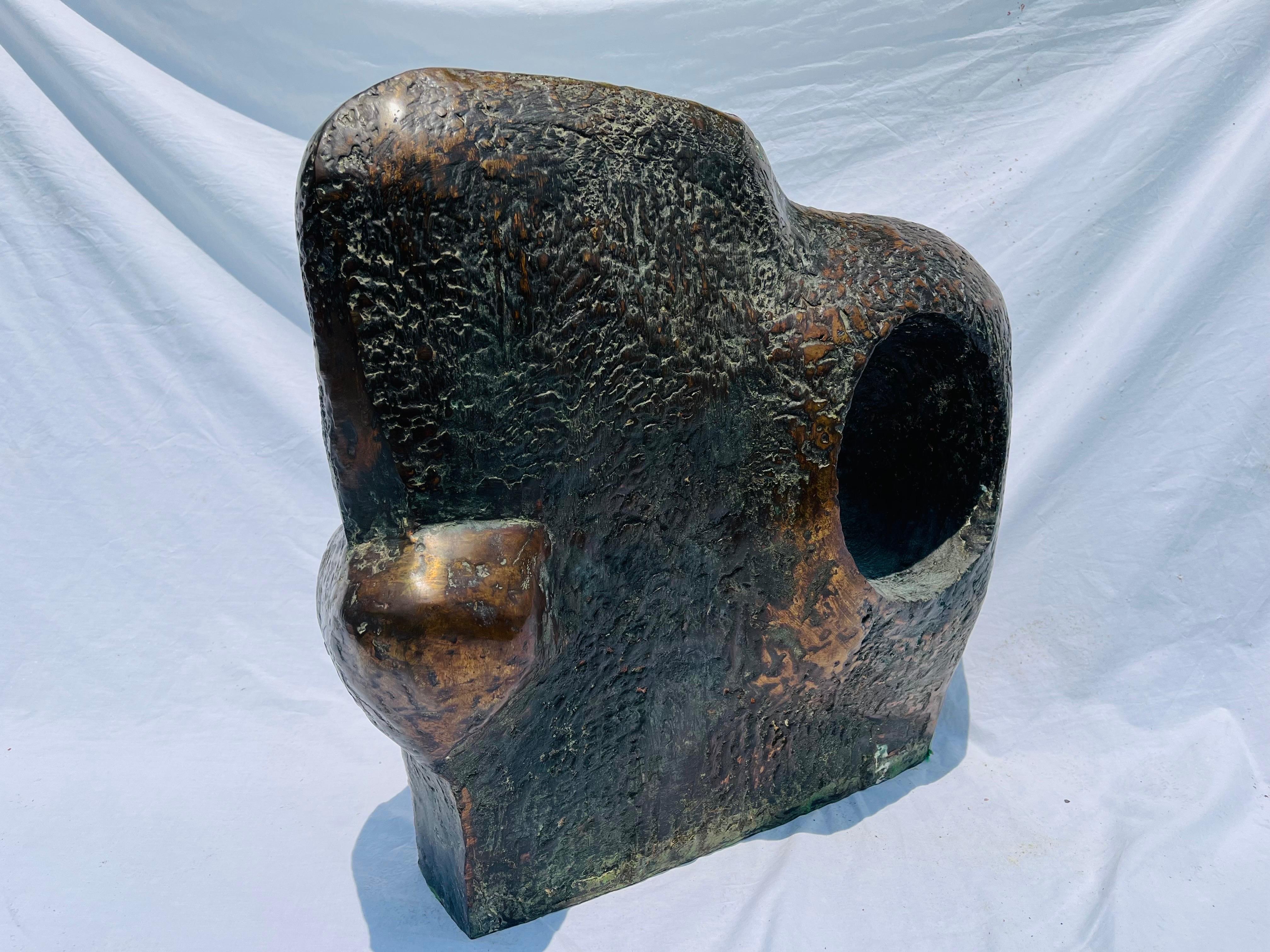 Monumentale abstrakte Biomorphe Vintage-Skulptur aus Bronze über zwei Füßen im Angebot 8