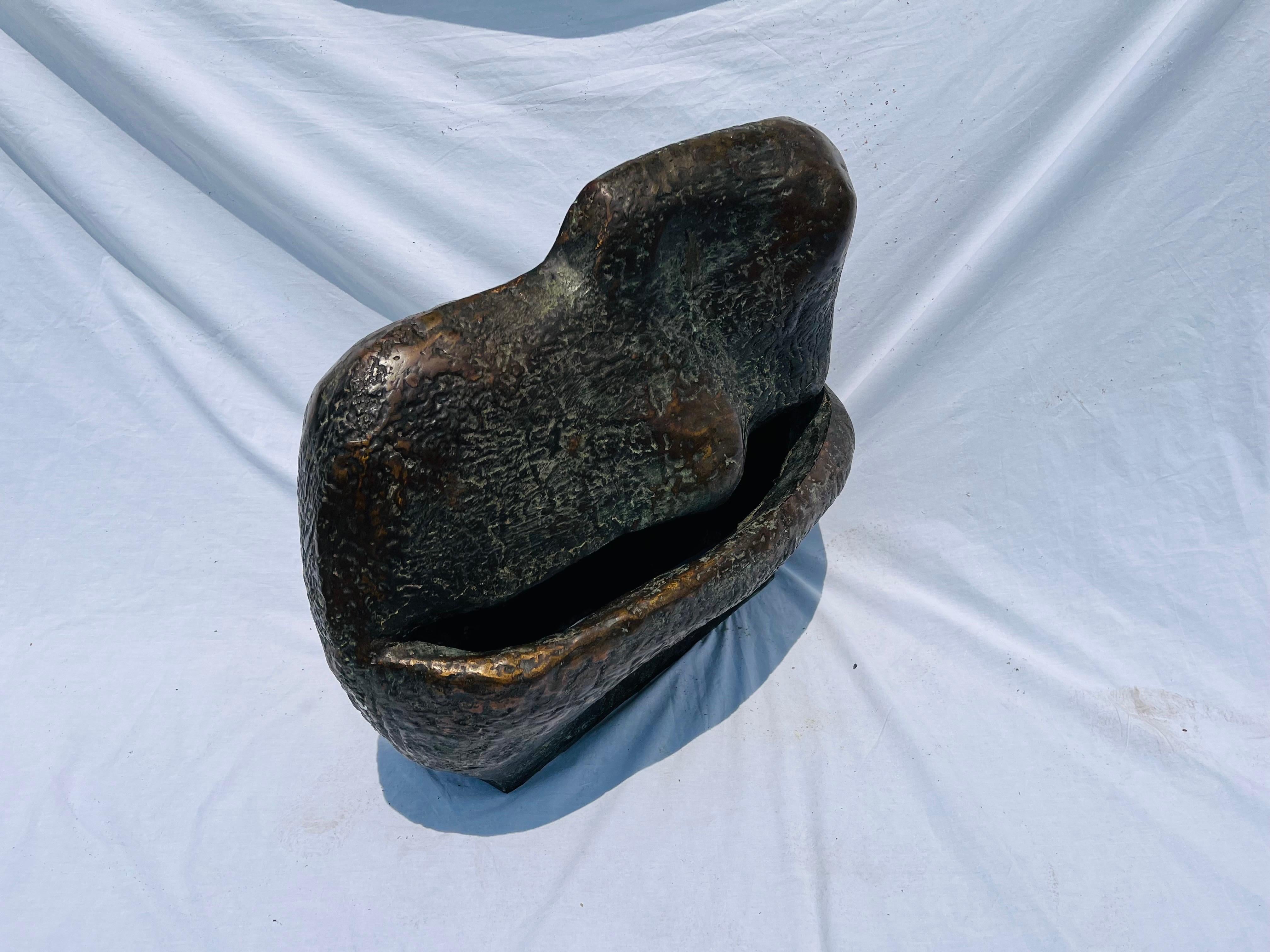 Monumentale abstrakte Biomorphe Vintage-Skulptur aus Bronze über zwei Füßen im Angebot 12