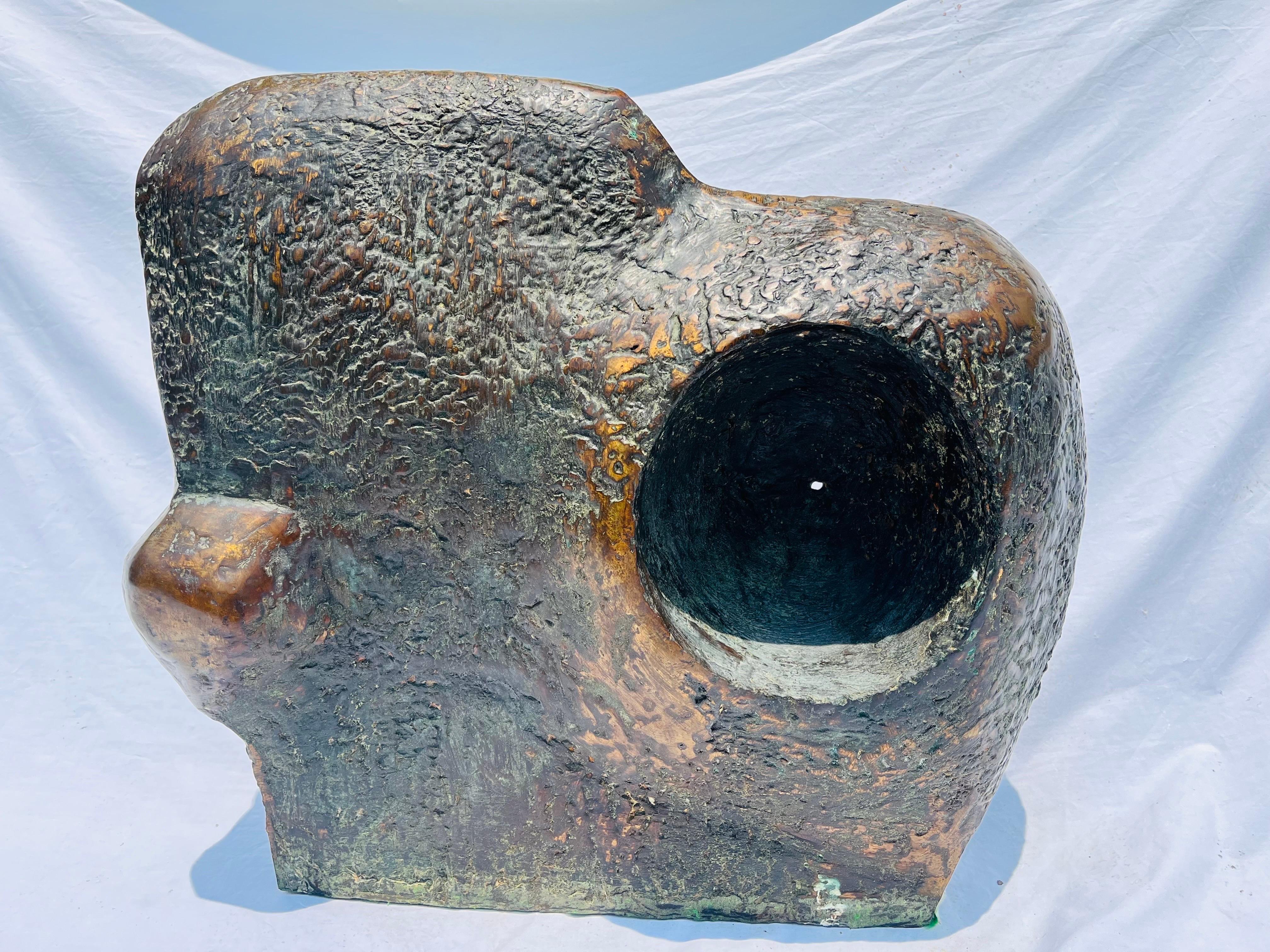 Monumentale abstrakte Biomorphe Vintage-Skulptur aus Bronze über zwei Füßen im Angebot 13