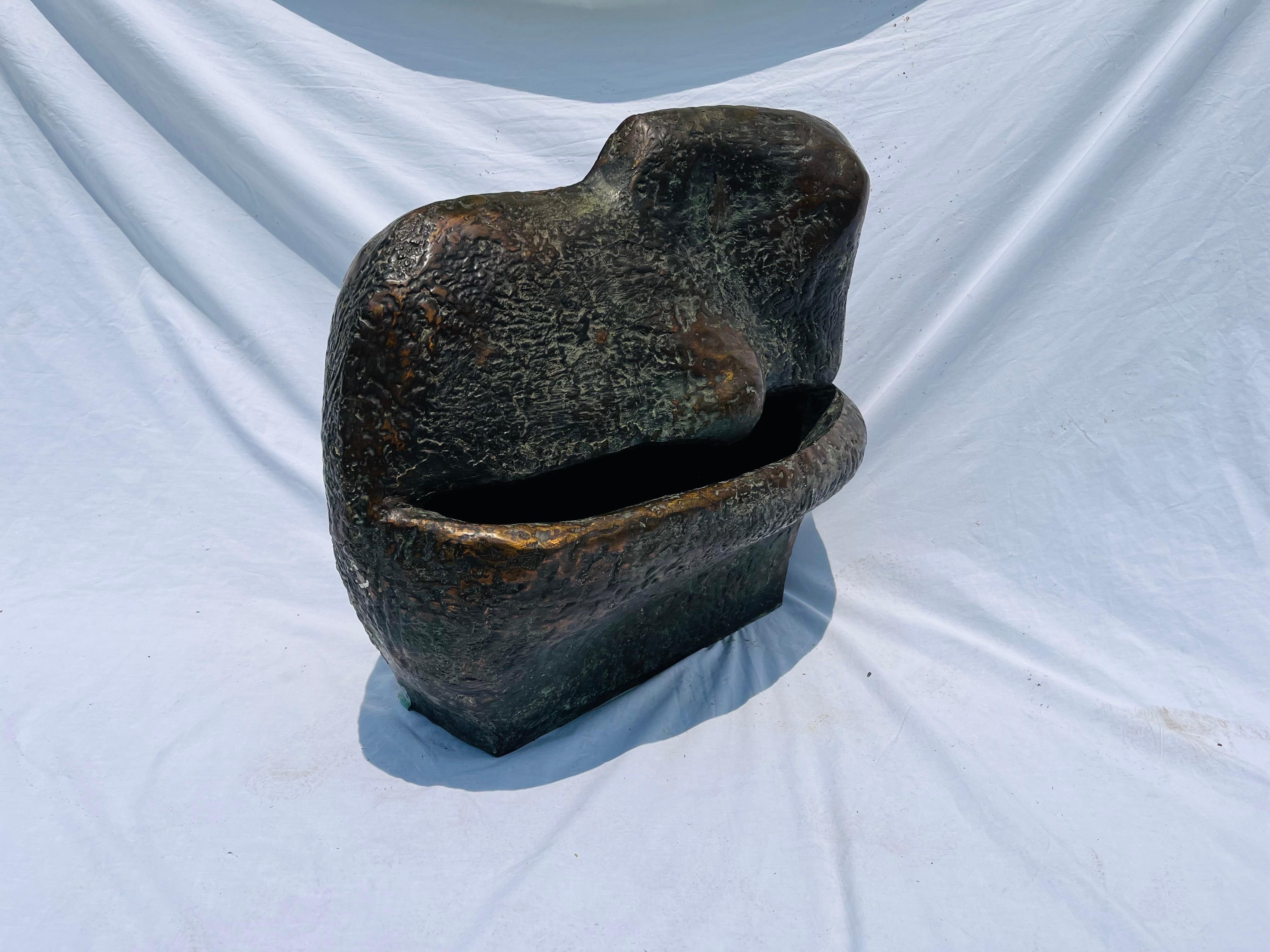 Monumentale abstrakte Biomorphe Vintage-Skulptur aus Bronze über zwei Füßen im Angebot 2