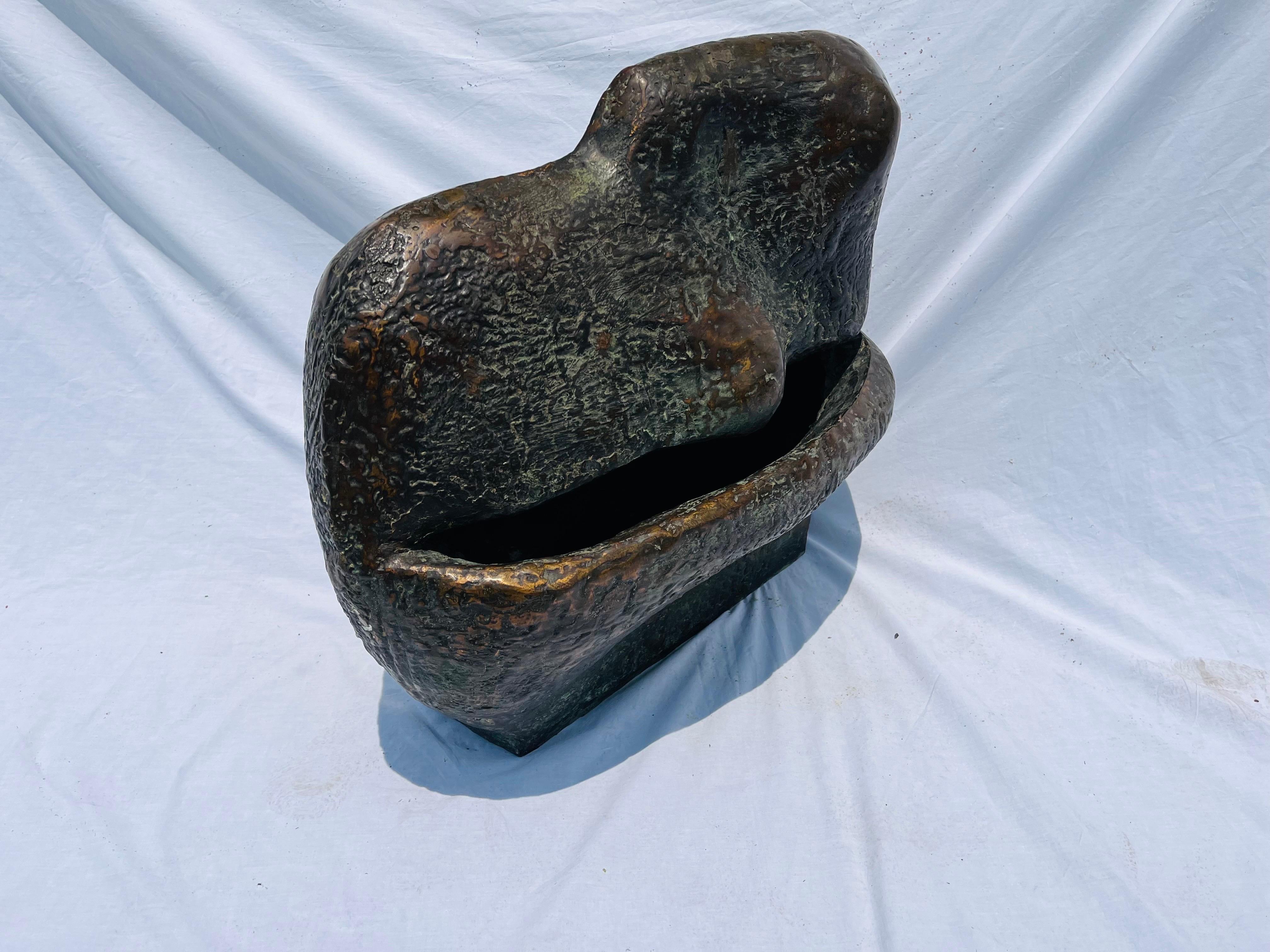 Monumentale abstrakte Biomorphe Vintage-Skulptur aus Bronze über zwei Füßen im Angebot 3