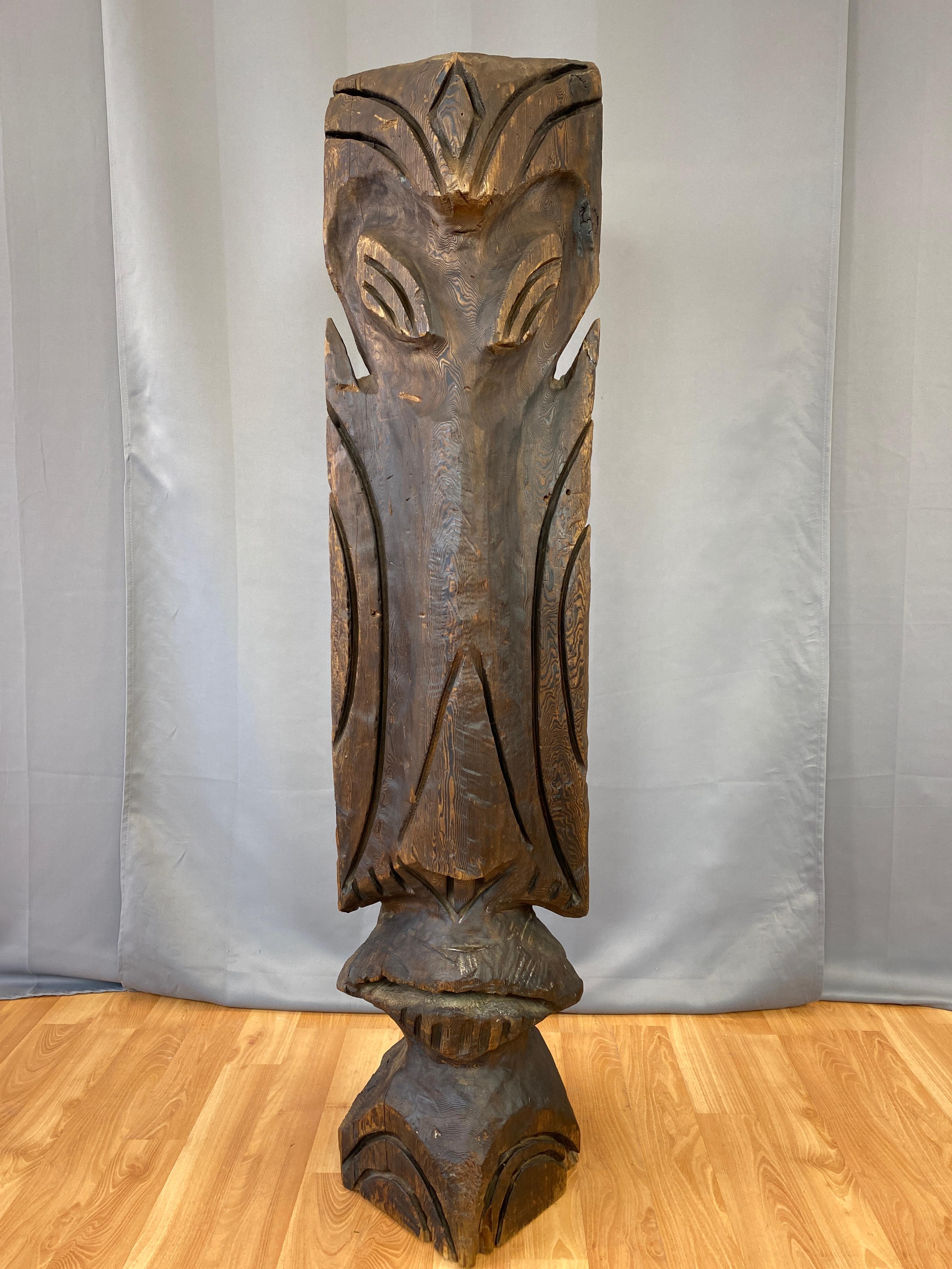 Angeboten wird hier eine große Tiki-Skulptur aus geschnitztem Holz aus den 1960er Jahren.
Klassischer Stil, der das Gefühl der Tropen vermittelt. 
Es ist vom Künstler S.K. signiert.