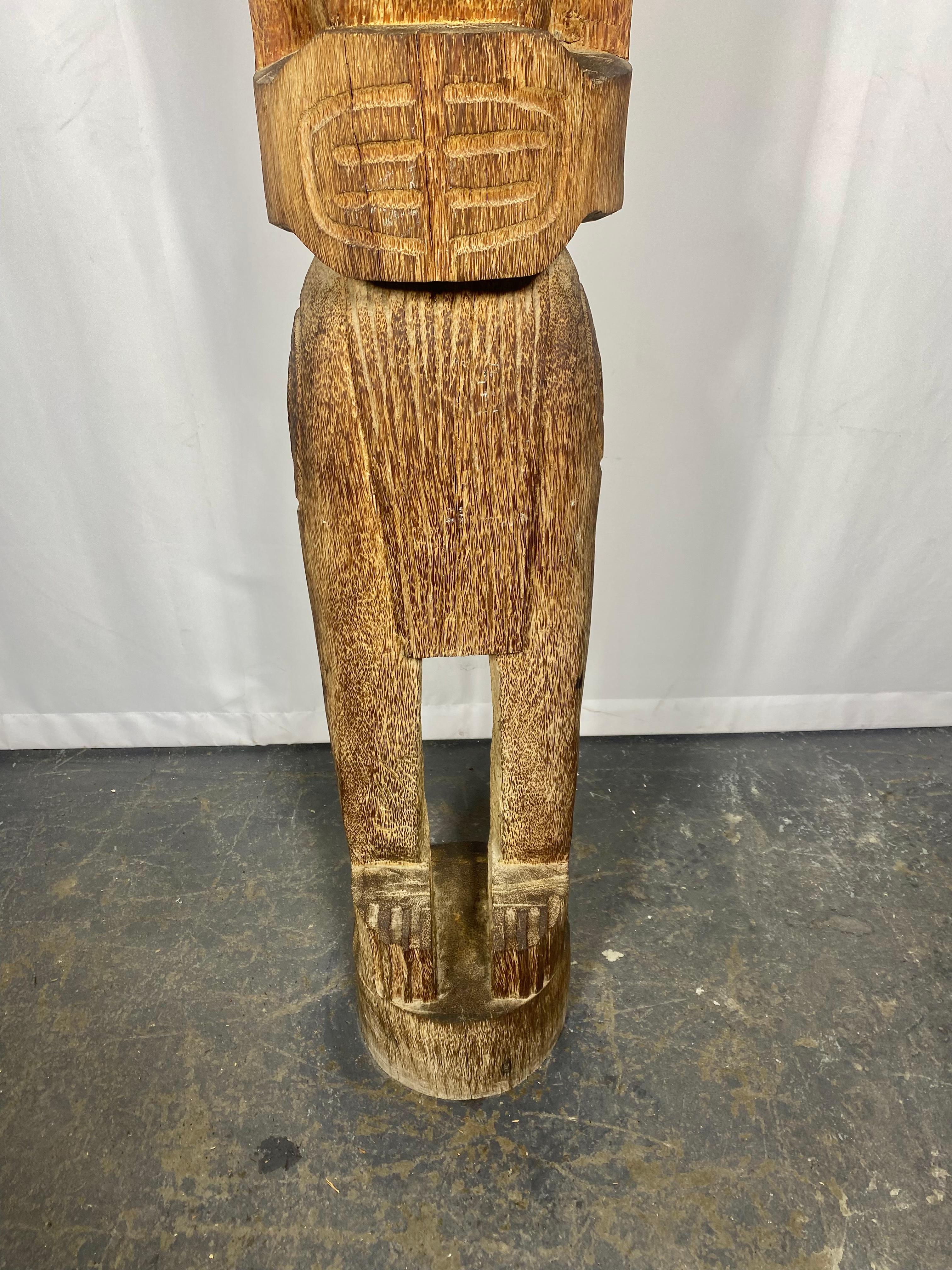 Bois Sculpture monumentale Tiki en bois sculpté vintage. Polynésie française. Création Sanobo en vente