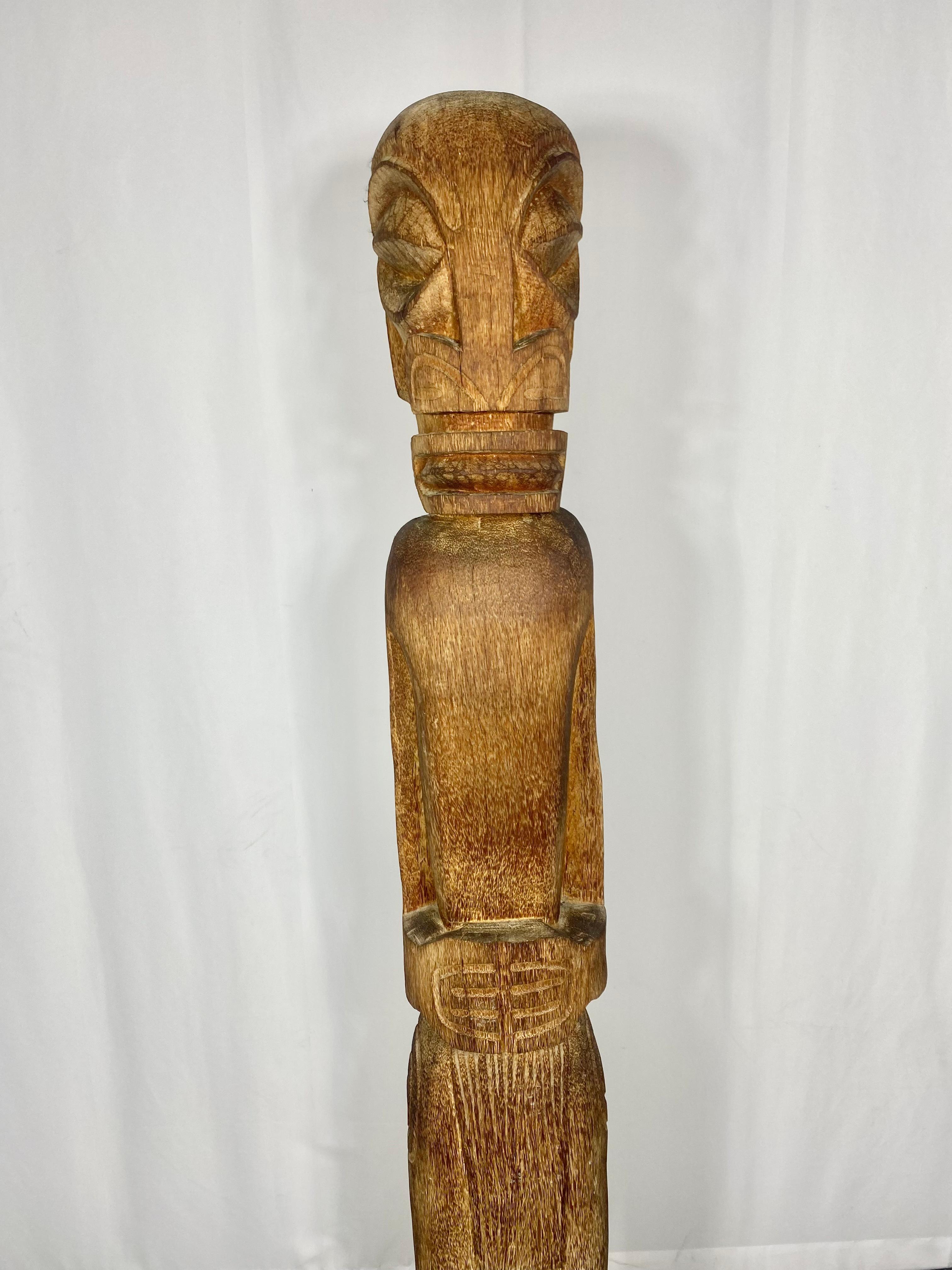 Sculpture monumentale Tiki en bois sculpté vintage. Polynésie française. Création Sanobo en vente 1