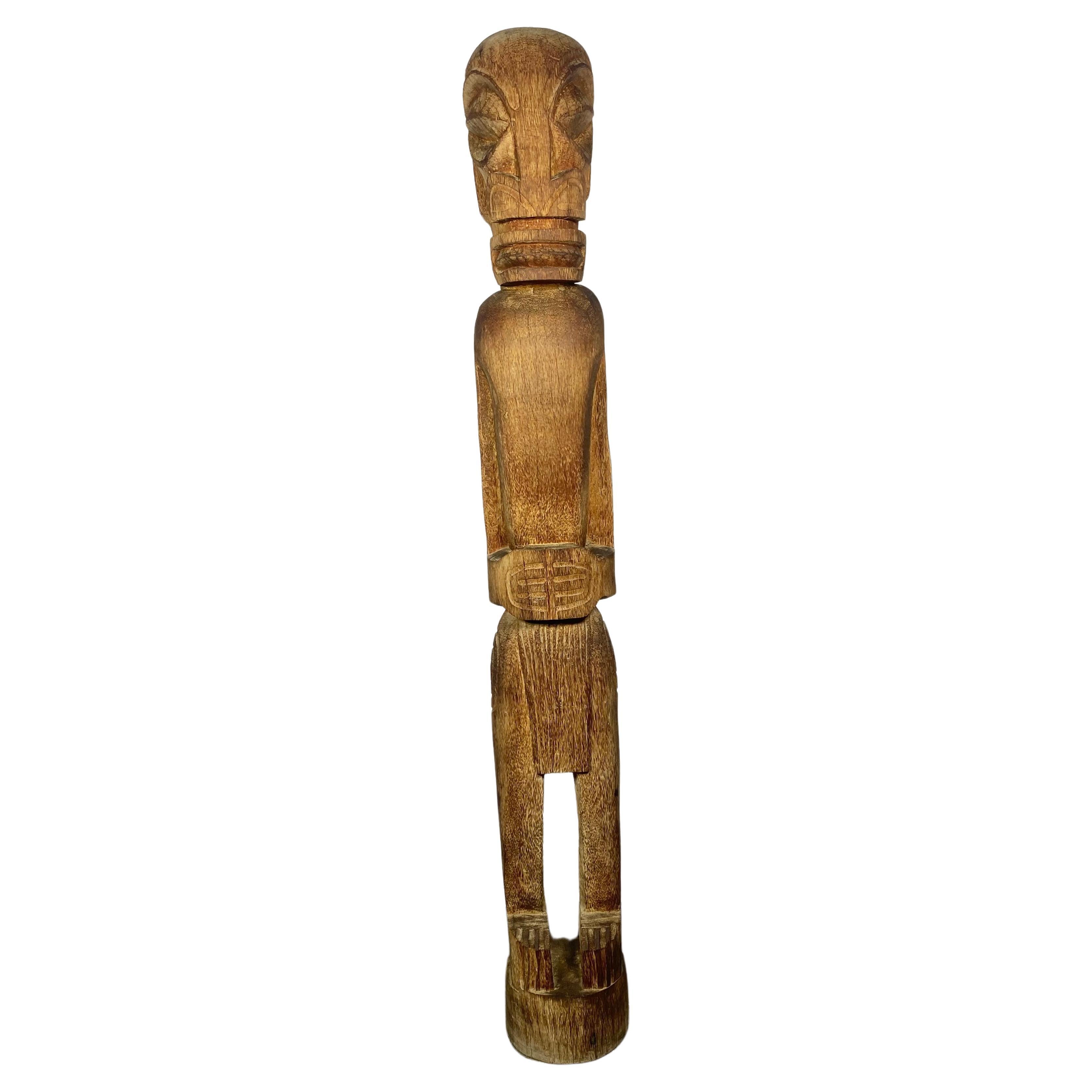 Sculpture monumentale Tiki en bois sculpté vintage. Polynésie française. Création Sanobo en vente