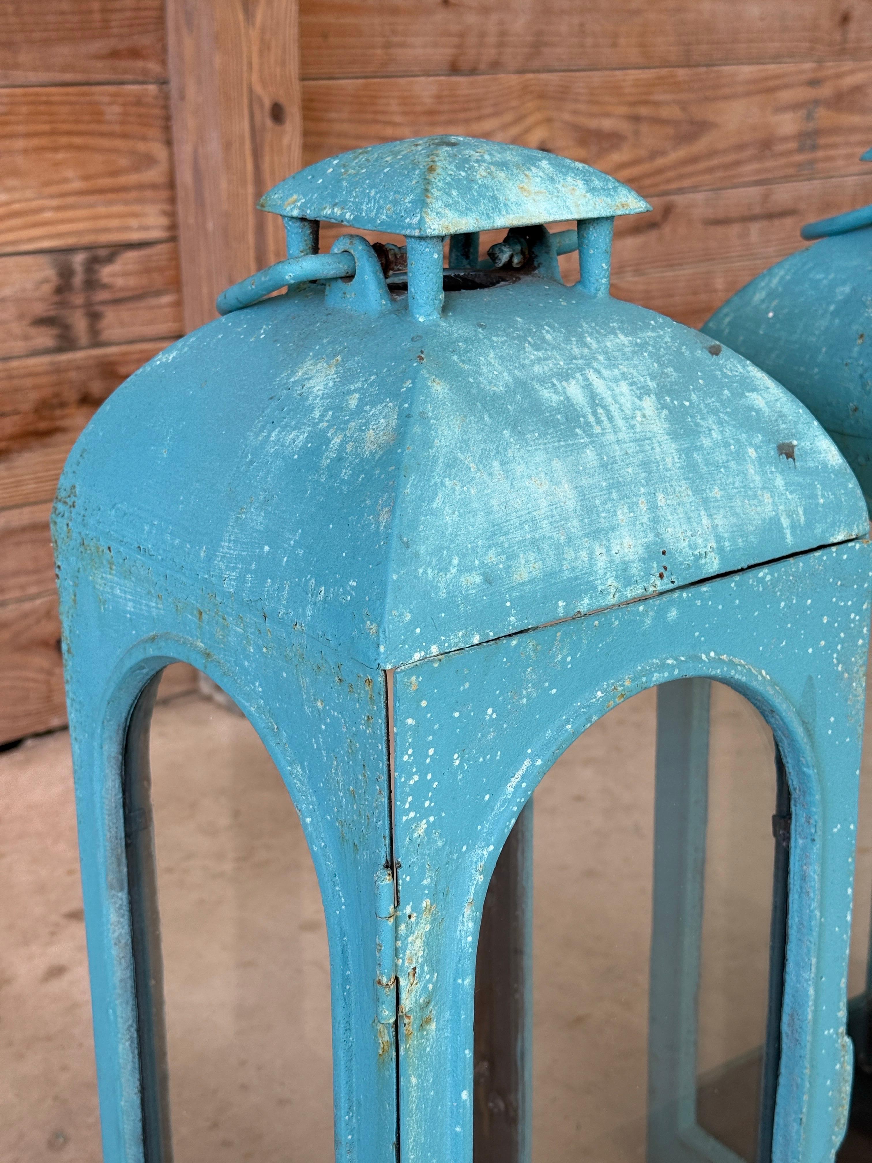 Fatto a mano Lanterne monumentali d'epoca in ghisa con finitura turchese invecchiato - Coppia in vendita