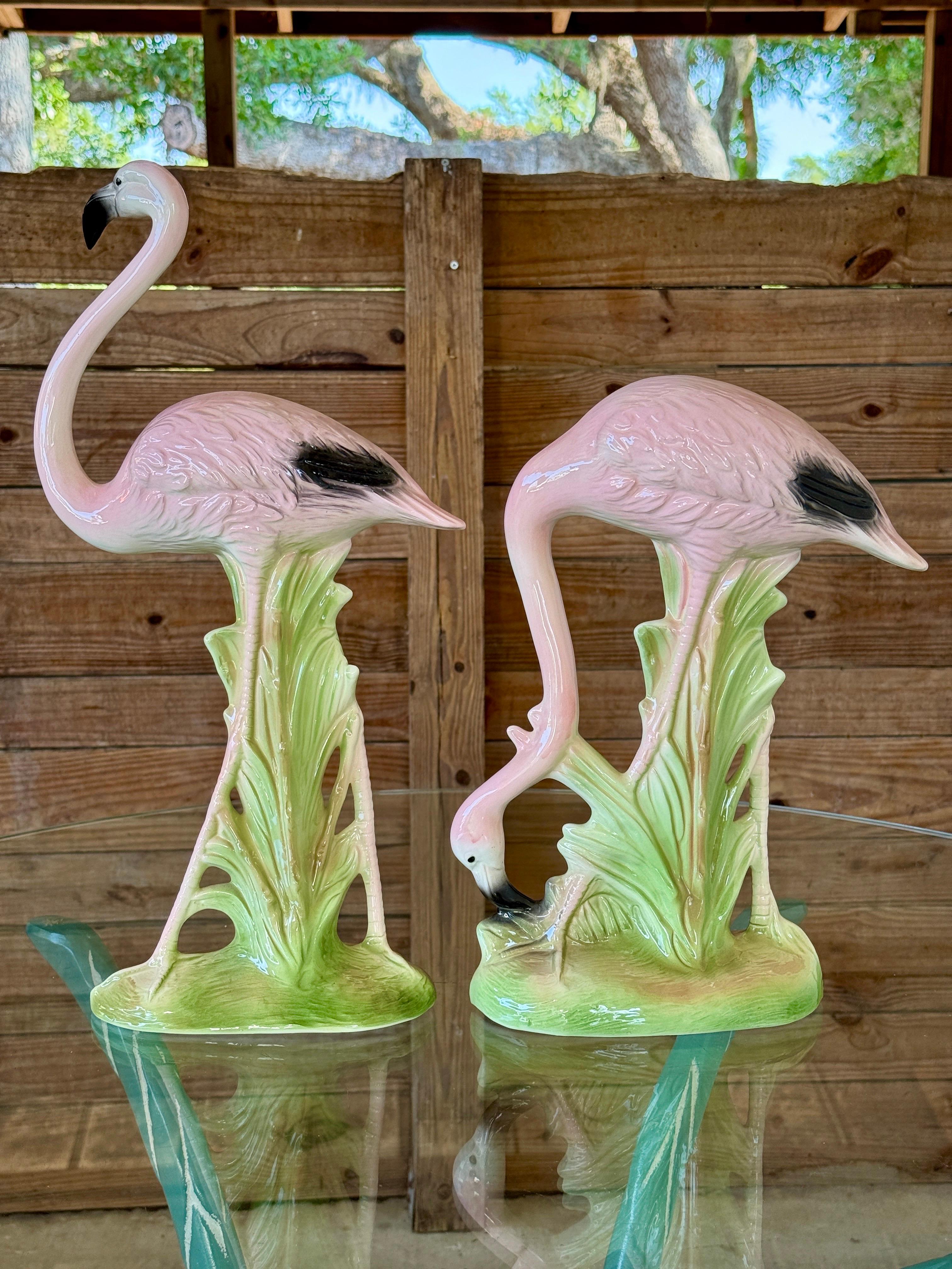 Fait main Paire de figurines monumentales en céramique émaillée représentant des flamants côtiers