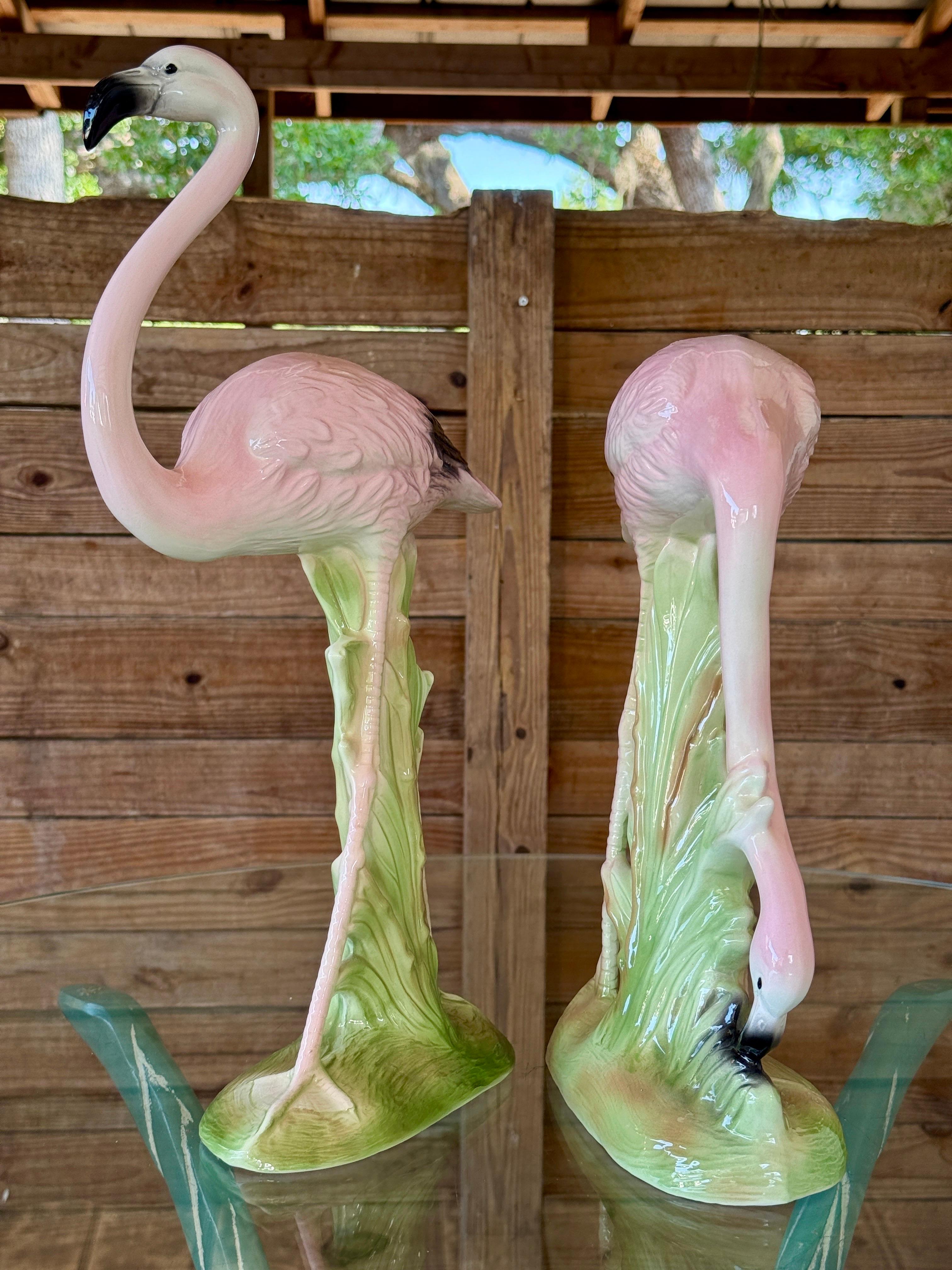 Paire de figurines monumentales en céramique émaillée représentant des flamants côtiers Bon état à North Fort Myers, FL