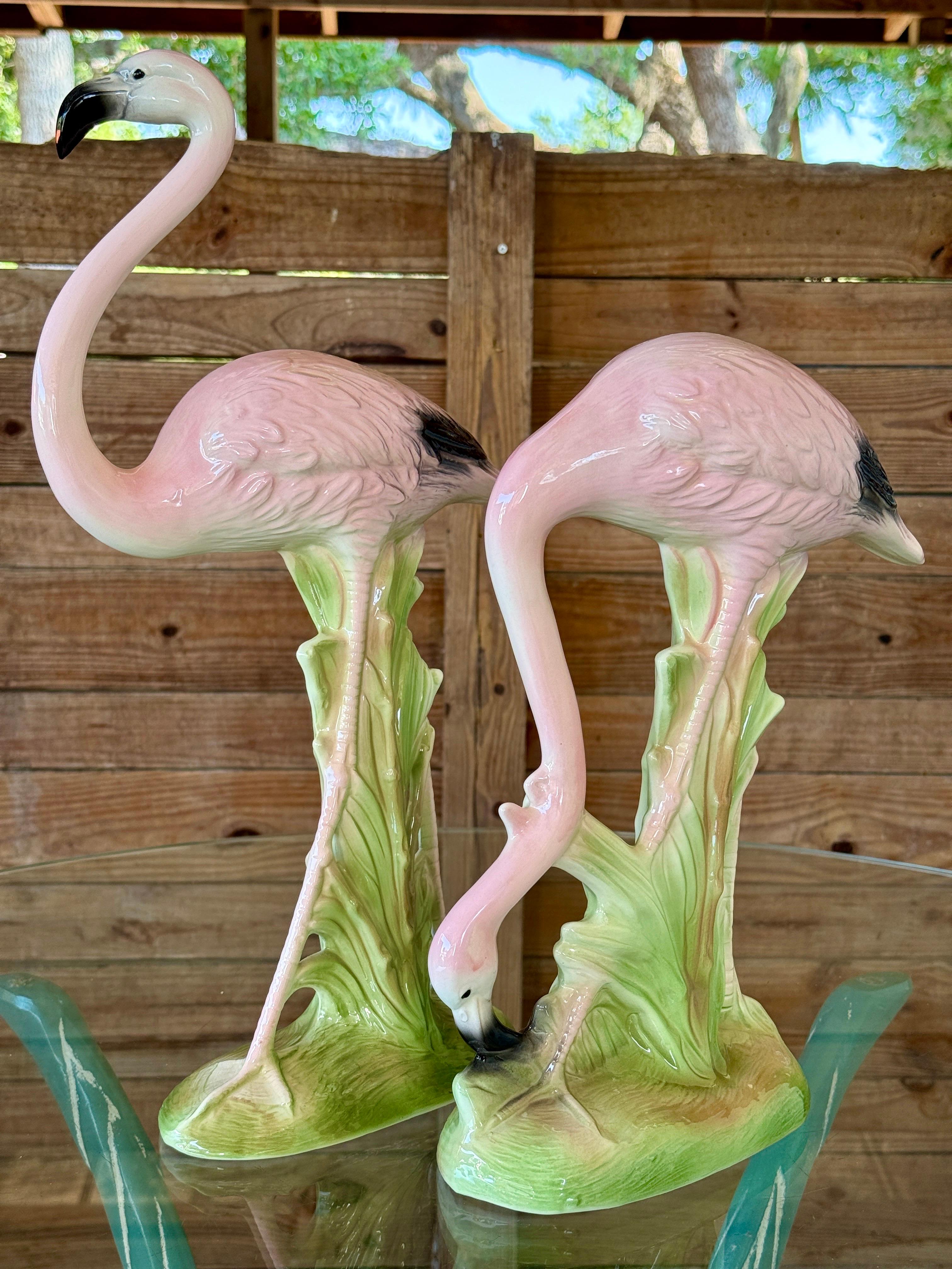 20ième siècle Paire de figurines monumentales en céramique émaillée représentant des flamants côtiers