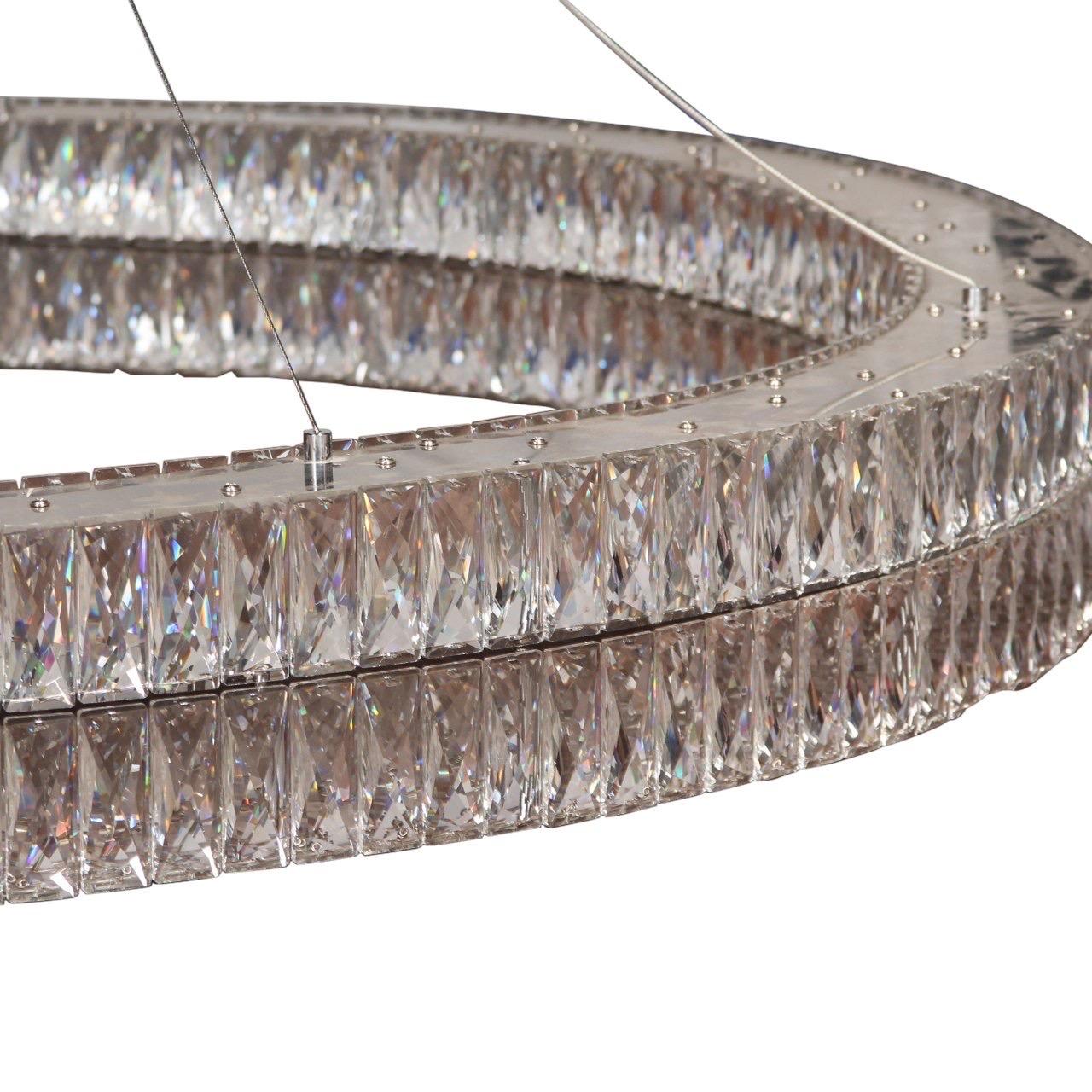 Très grand lustre rond de style Restoration Hardware avec des prismes de cristaux facettés disposés à la main en cercles concentriques, complétés par un cadre chromé et suspendus à de minces fils.


Inclut la canopée.

Câblé pour les