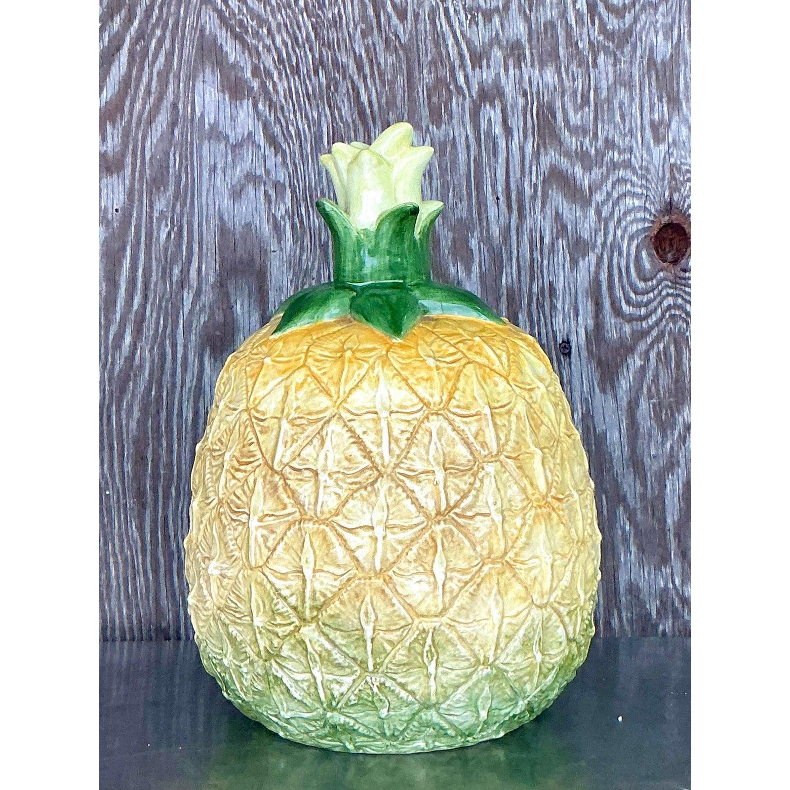 Fai una dichiarazione audace con questo ananas monumentale vintage smaltato, un pezzo decorativo di grande effetto perfetto per aggiungere un tocco di fascino tropicale a qualsiasi spazio. Questa scultura in ceramica presenta dettagli intricati, dal