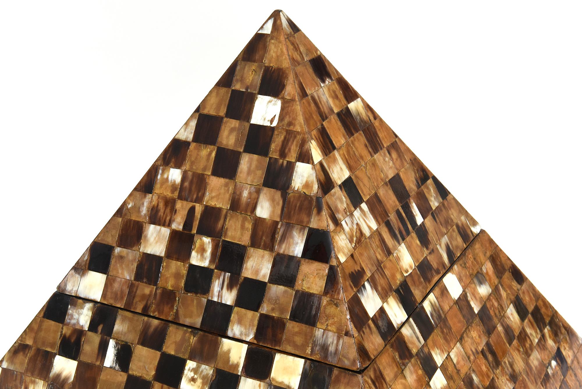 Questa splendida e imponente scatola piramidale d'epoca in corno e legno in stile Karl Springer fa parlare di sé. Già solo le dimensioni sono insolite. Il colore del legno interno è nero e l'interno della scatola in due parti, una volta aperta senza