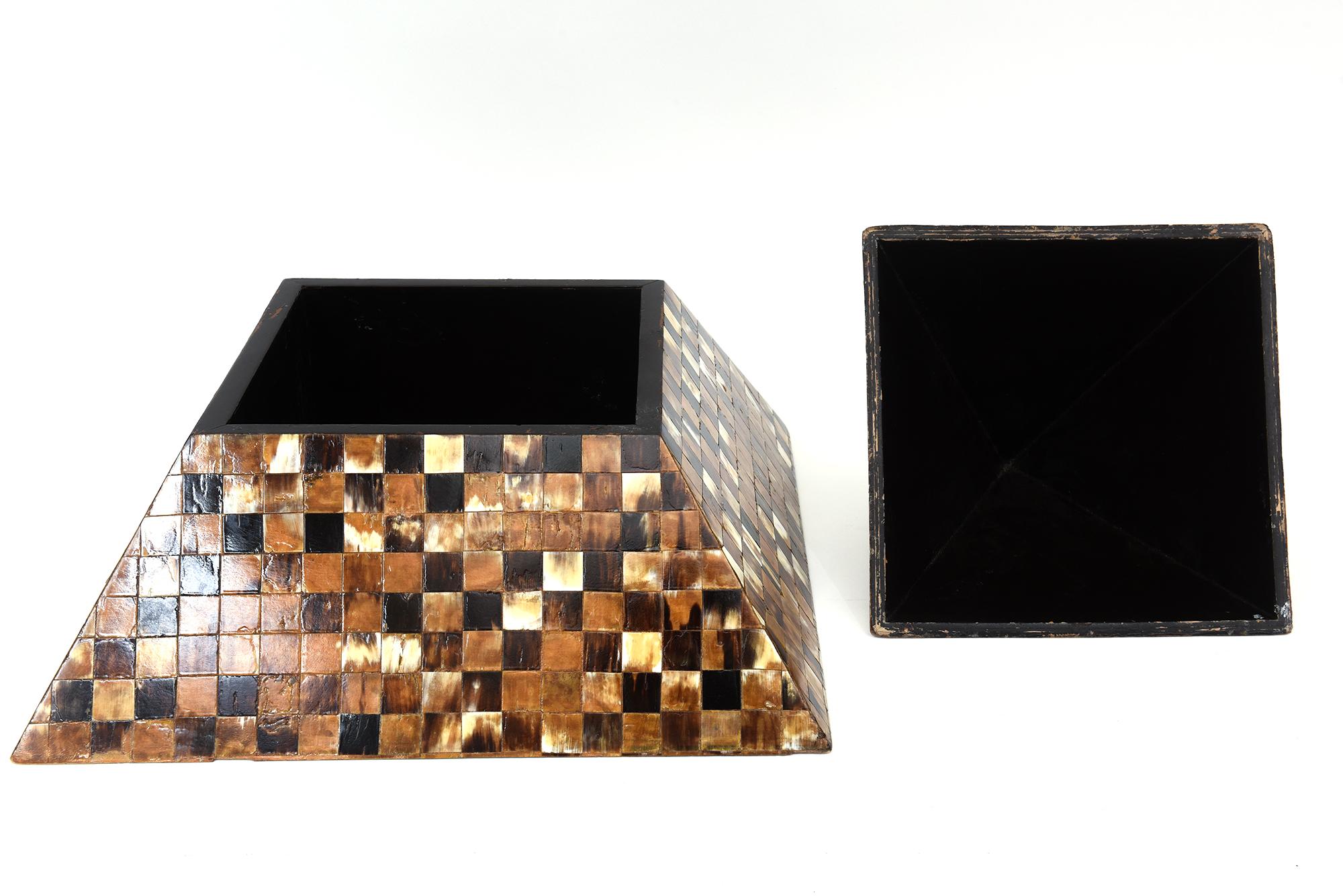 Organico moderno Scatola monumentale d'epoca con piramide in legno e corno in stile Karl Springer Rara in vendita