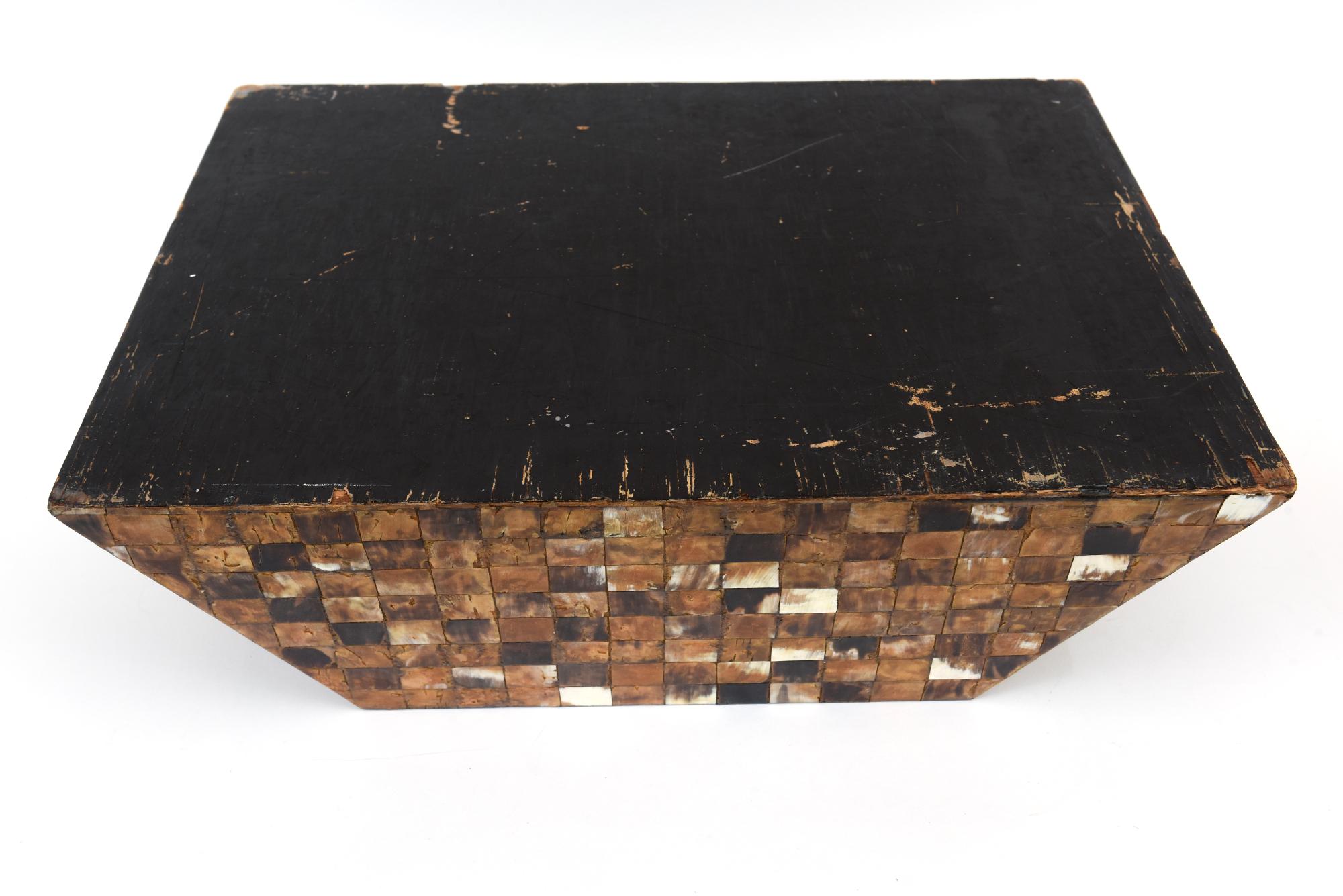 Americano Scatola monumentale d'epoca con piramide in legno e corno in stile Karl Springer Rara in vendita