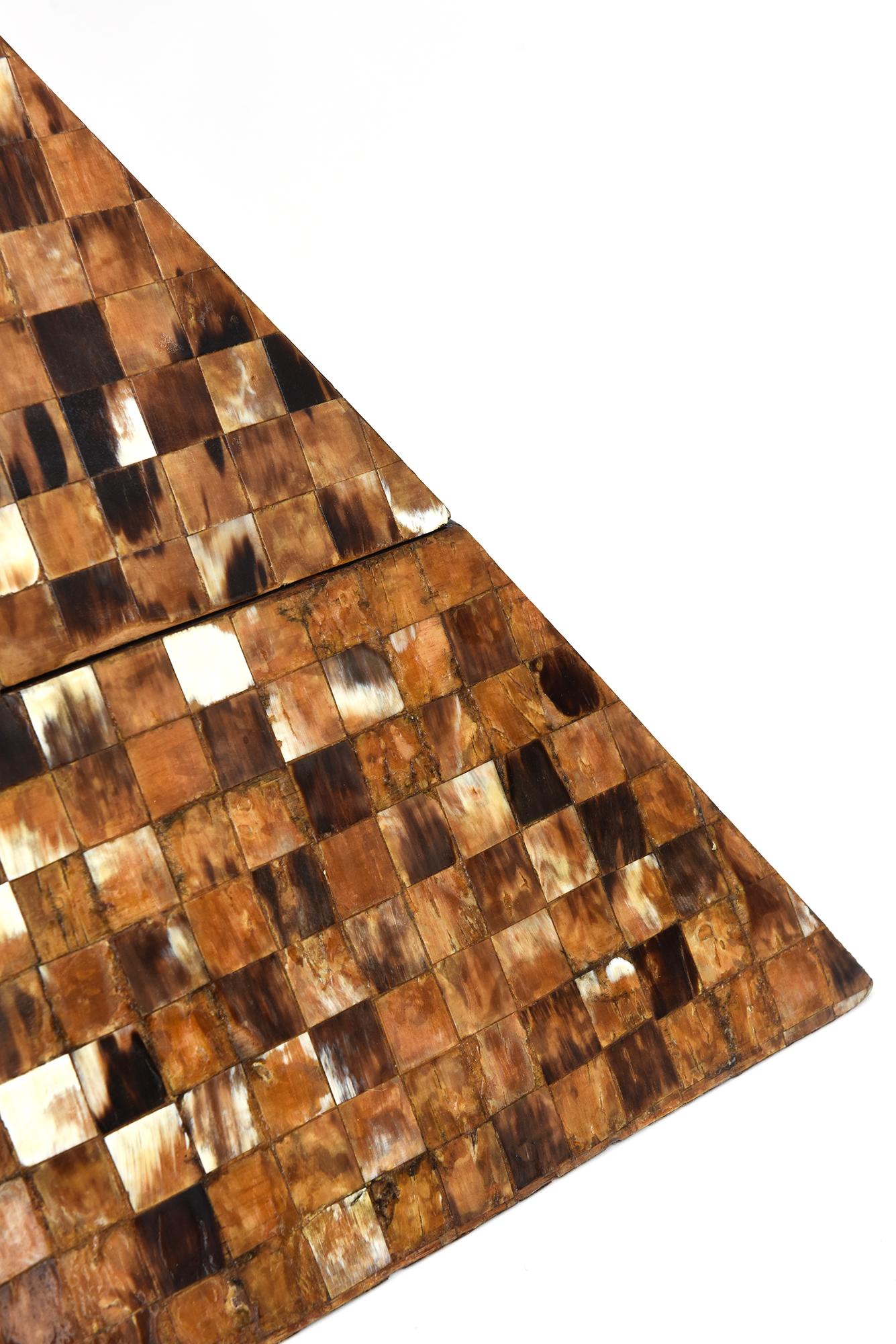 Scatola monumentale d'epoca con piramide in legno e corno in stile Karl Springer Rara In condizioni buone in vendita a North Miami, FL
