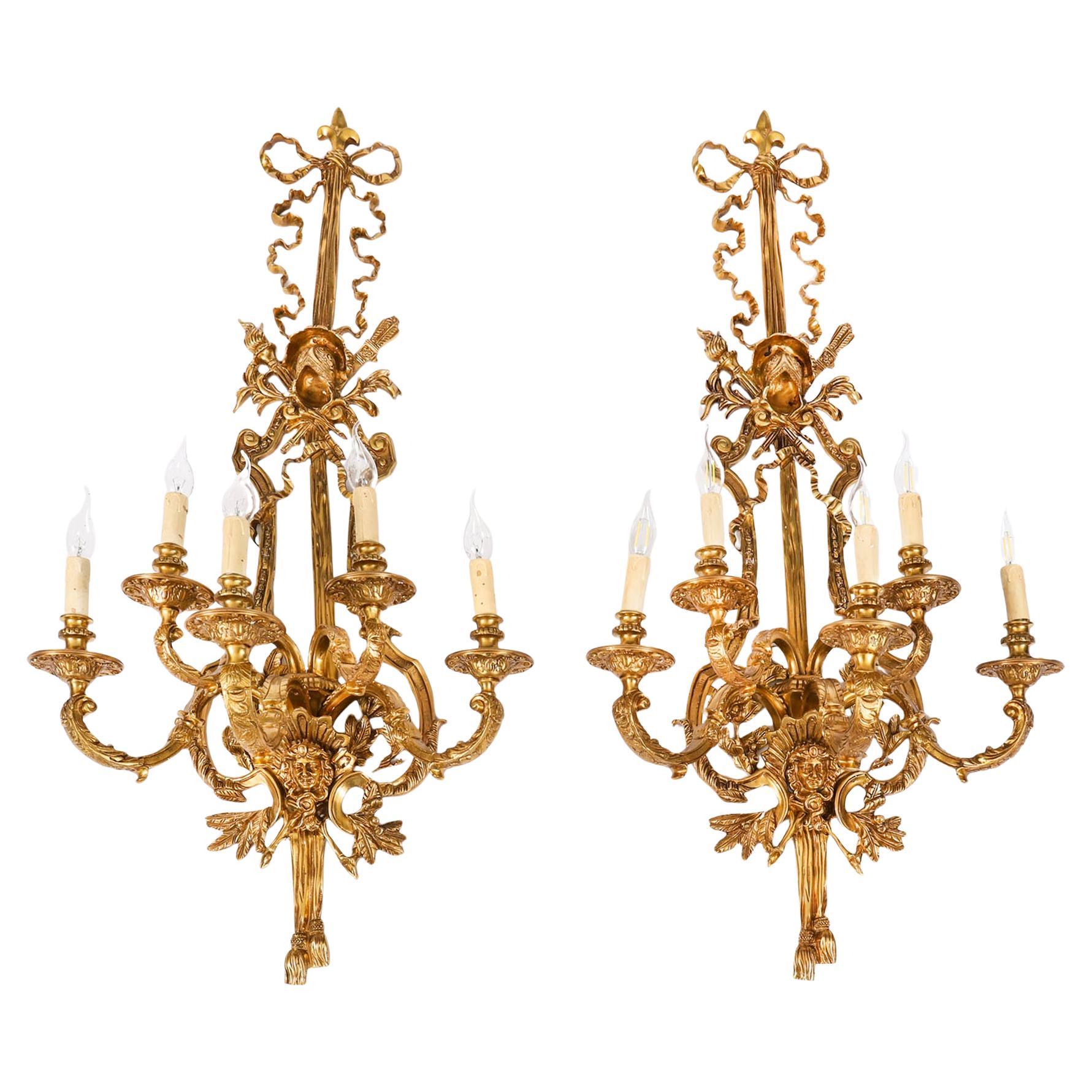 Coppia monumentale d
epoca di lampade da parete in ormolu da 4 piedi in stile Revival Impero del XX secolo