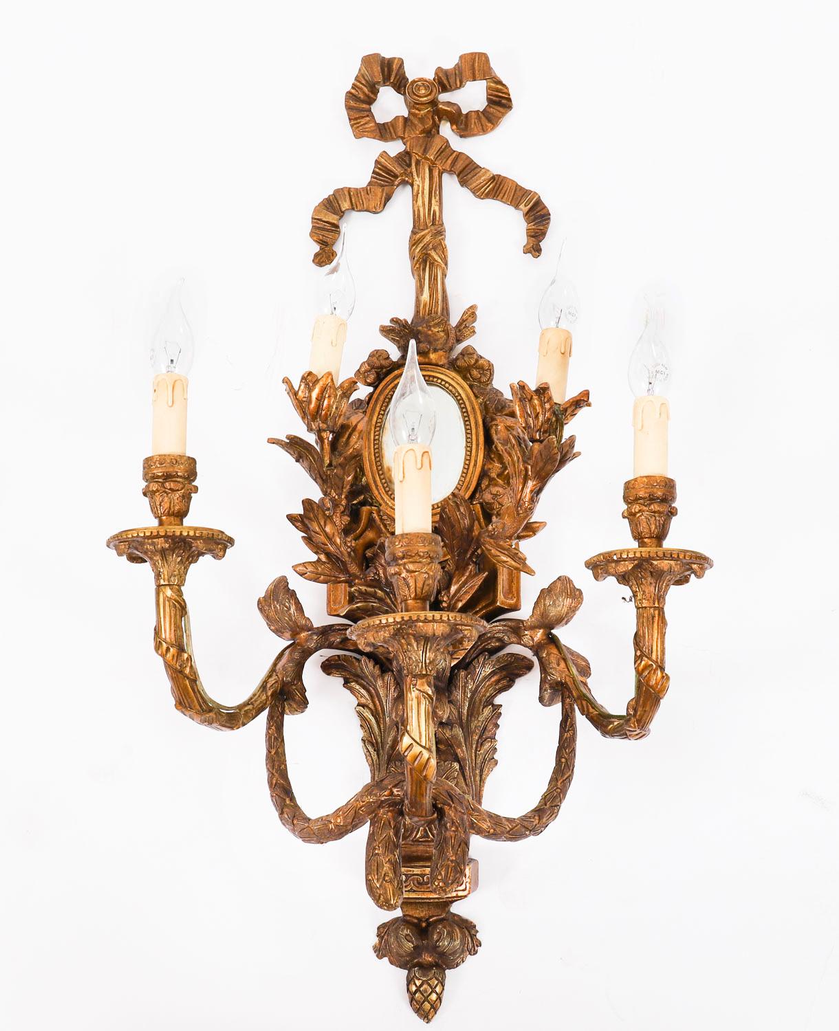 Vintage Par Monumental Ormolu Lámparas de Pared de Dos Brazos Apliques de mediados del siglo XX Luis XIV en venta