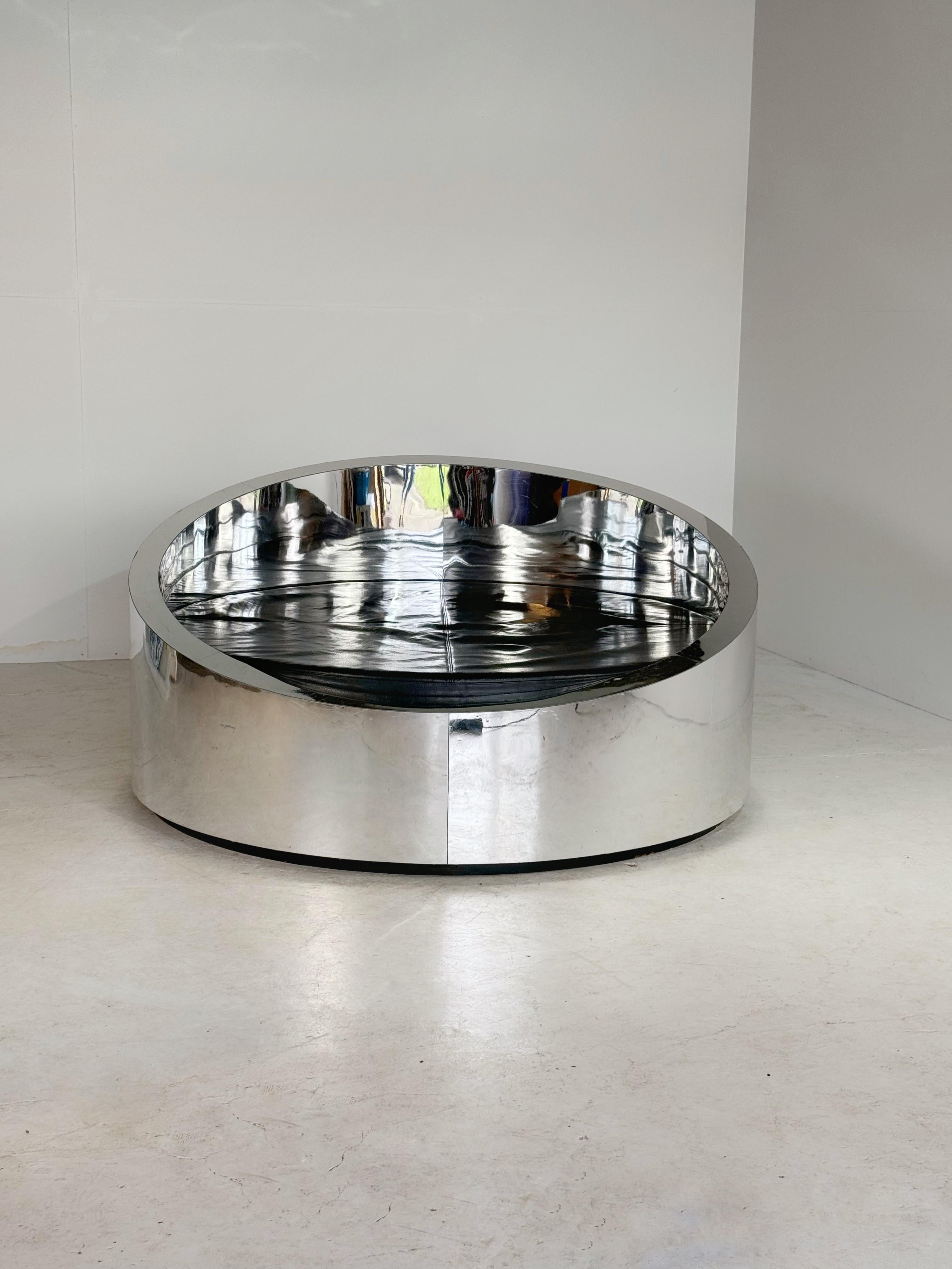 European Vintage monumental round chrome-plated 80s daybed For Sale