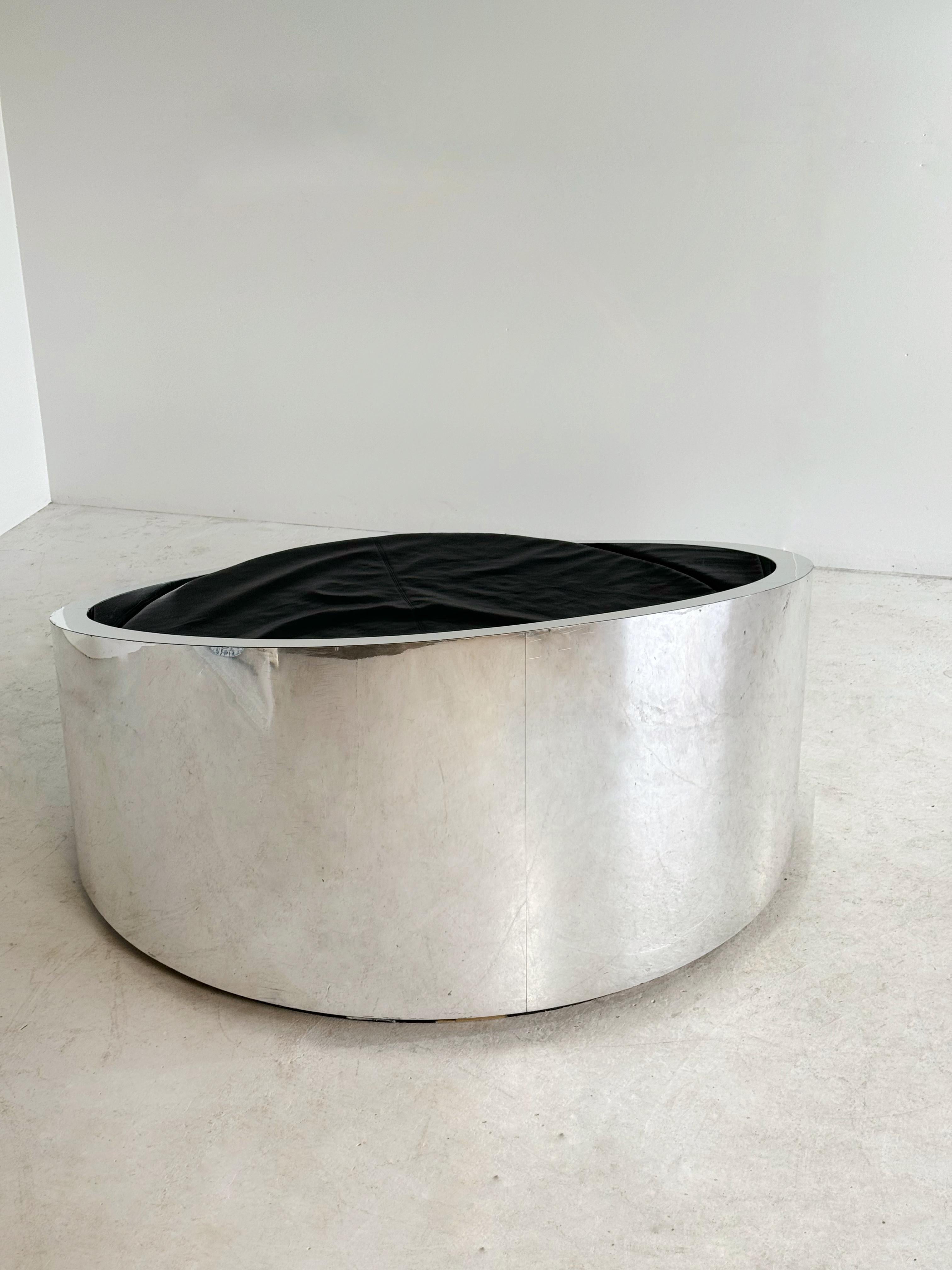 Vintage monumental round chrome-plated 80s daybed In Good Condition For Sale In Sint-Niklaas, VOV