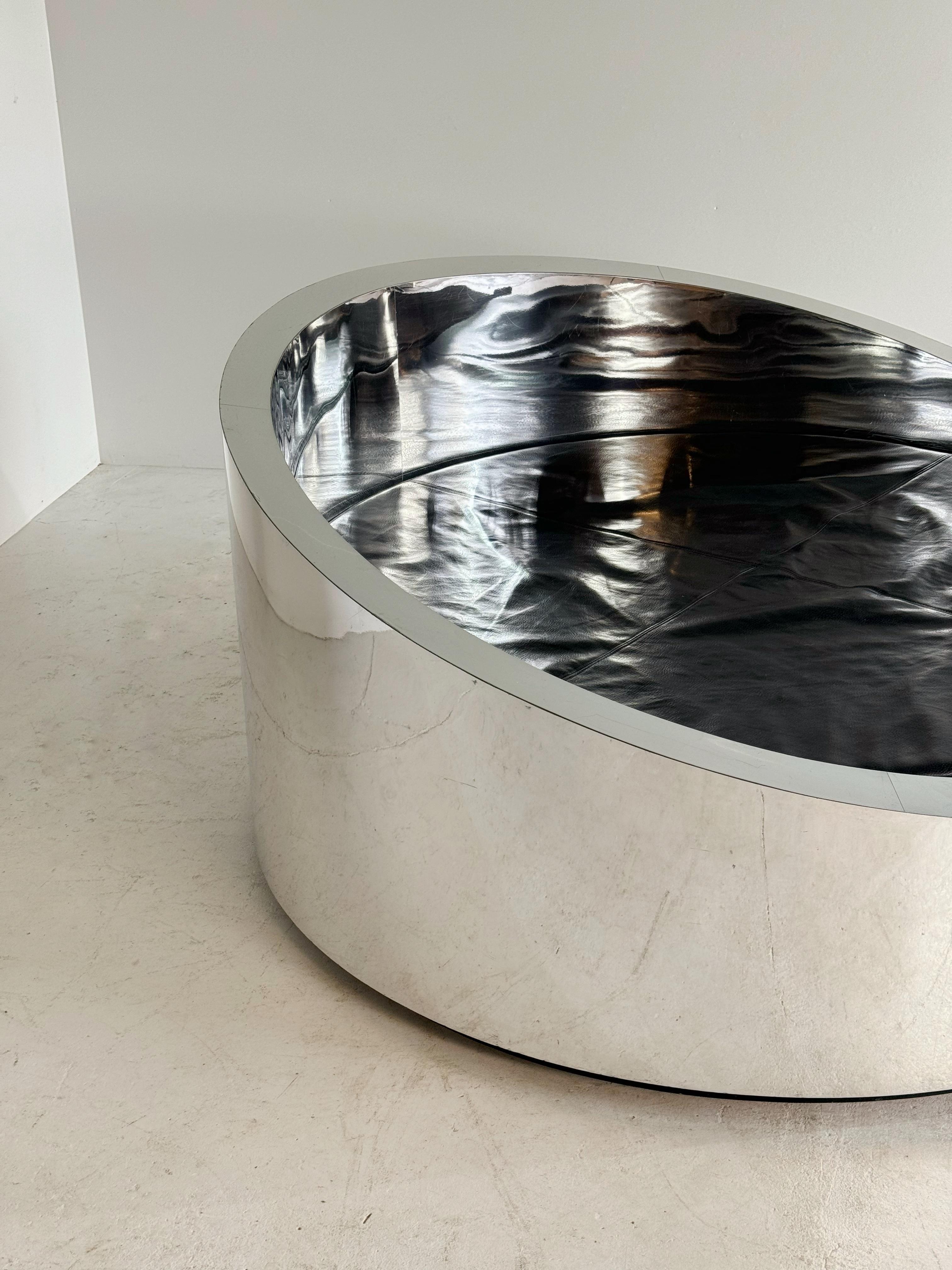 Vintage monumental round chrome-plated 80s daybed For Sale 1