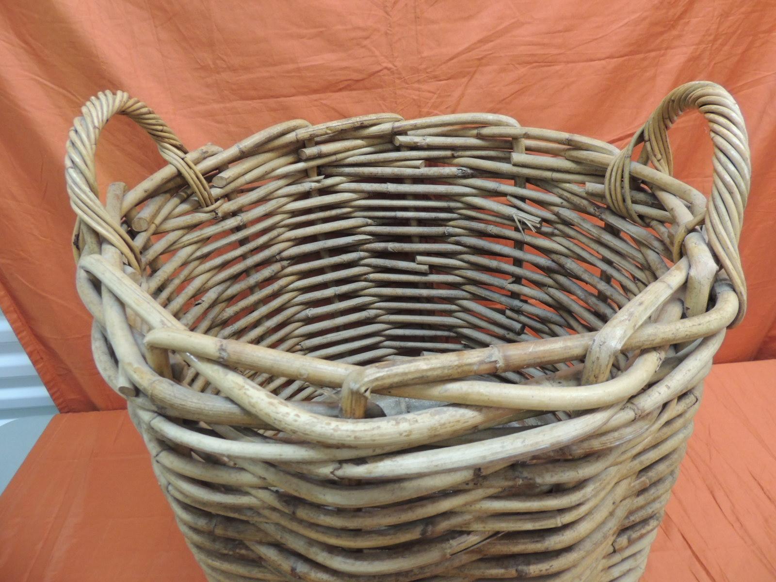 Vieille jardinière/jardinière monumentale ronde en saule. 
Panier tressé de grande taille:: idéal pour les grands arbres ou pour contenir les bûches de cheminée. 
Comprend une doublure en plastique. 
Taille : 23