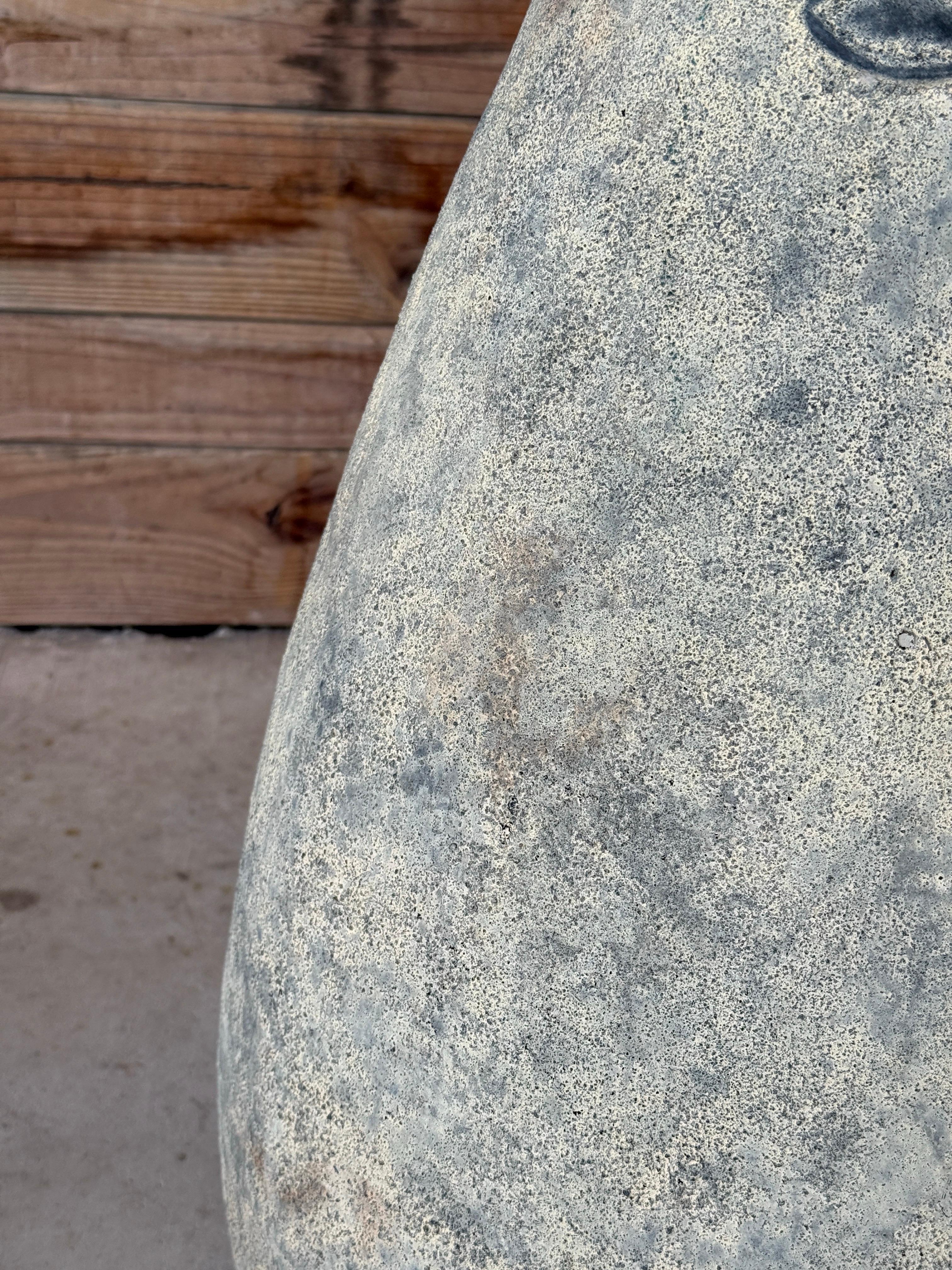 Fatto a mano Vaso da terra scultoreo monumentale d'epoca con volto figurativo in vendita