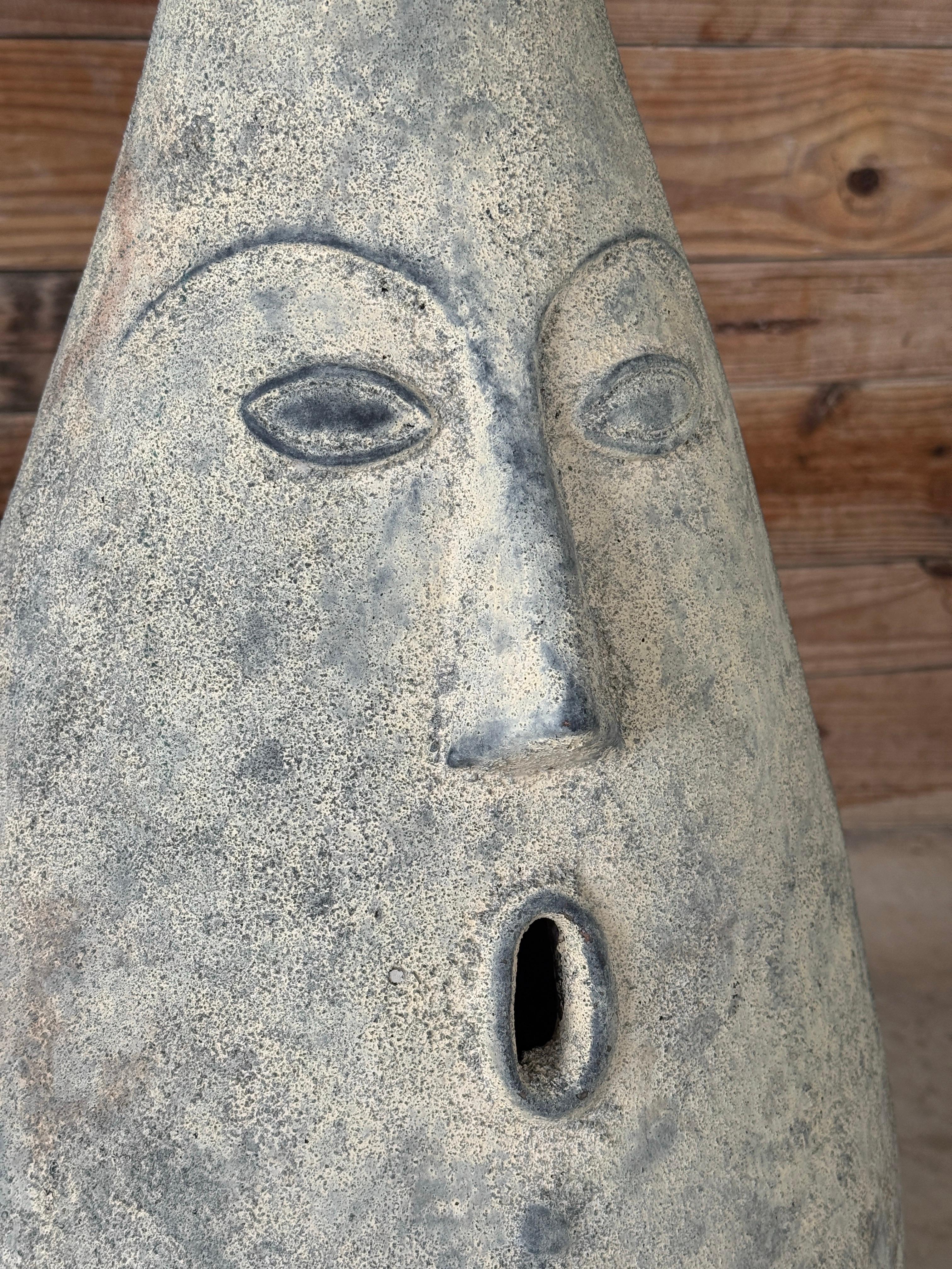 Vaso da terra scultoreo monumentale d'epoca con volto figurativo In condizioni buone in vendita a North Fort Myers, FL