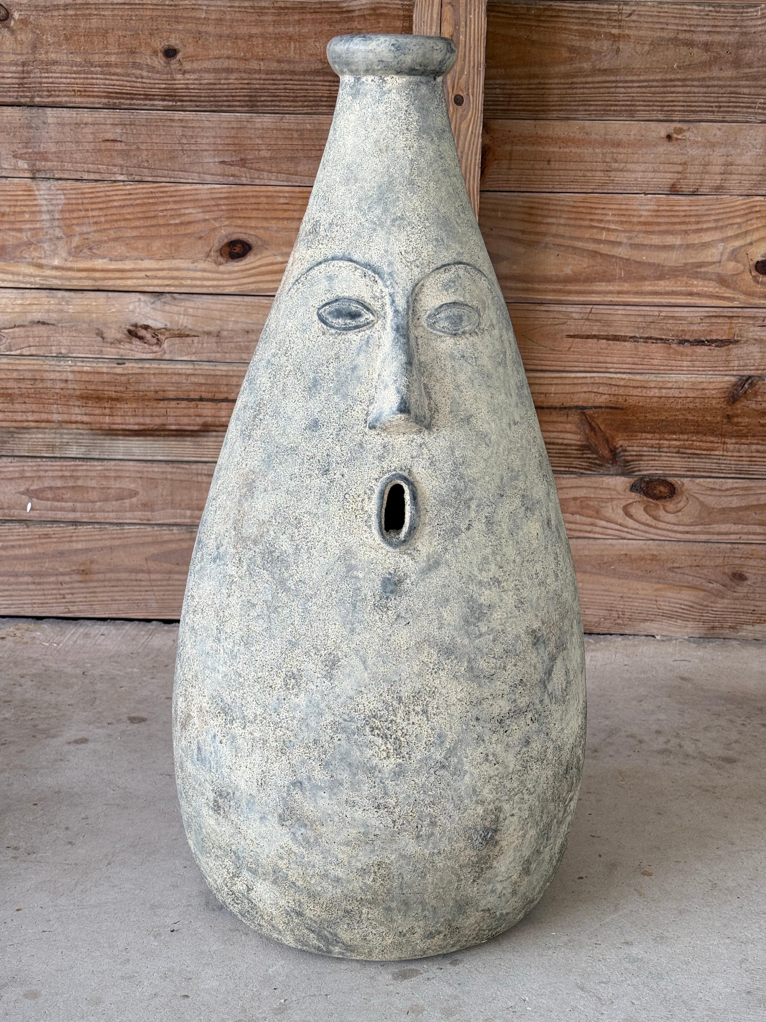 Vaso da terra scultoreo monumentale d'epoca con volto figurativo in vendita 1