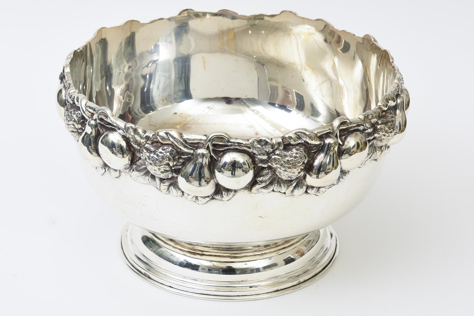 Vintage Monumental Silber-Platte servieren Schüssel, Punch Bowl Stilisierte Obst RIm MCM (Moderne der Mitte des Jahrhunderts) im Angebot