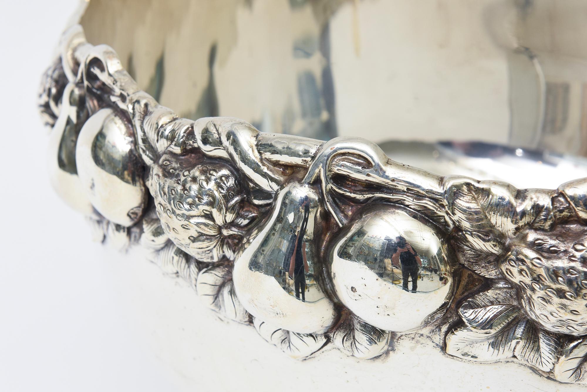 Vintage Monumental Silber-Platte servieren Schüssel, Punch Bowl Stilisierte Obst RIm MCM (Mitte des 20. Jahrhunderts) im Angebot