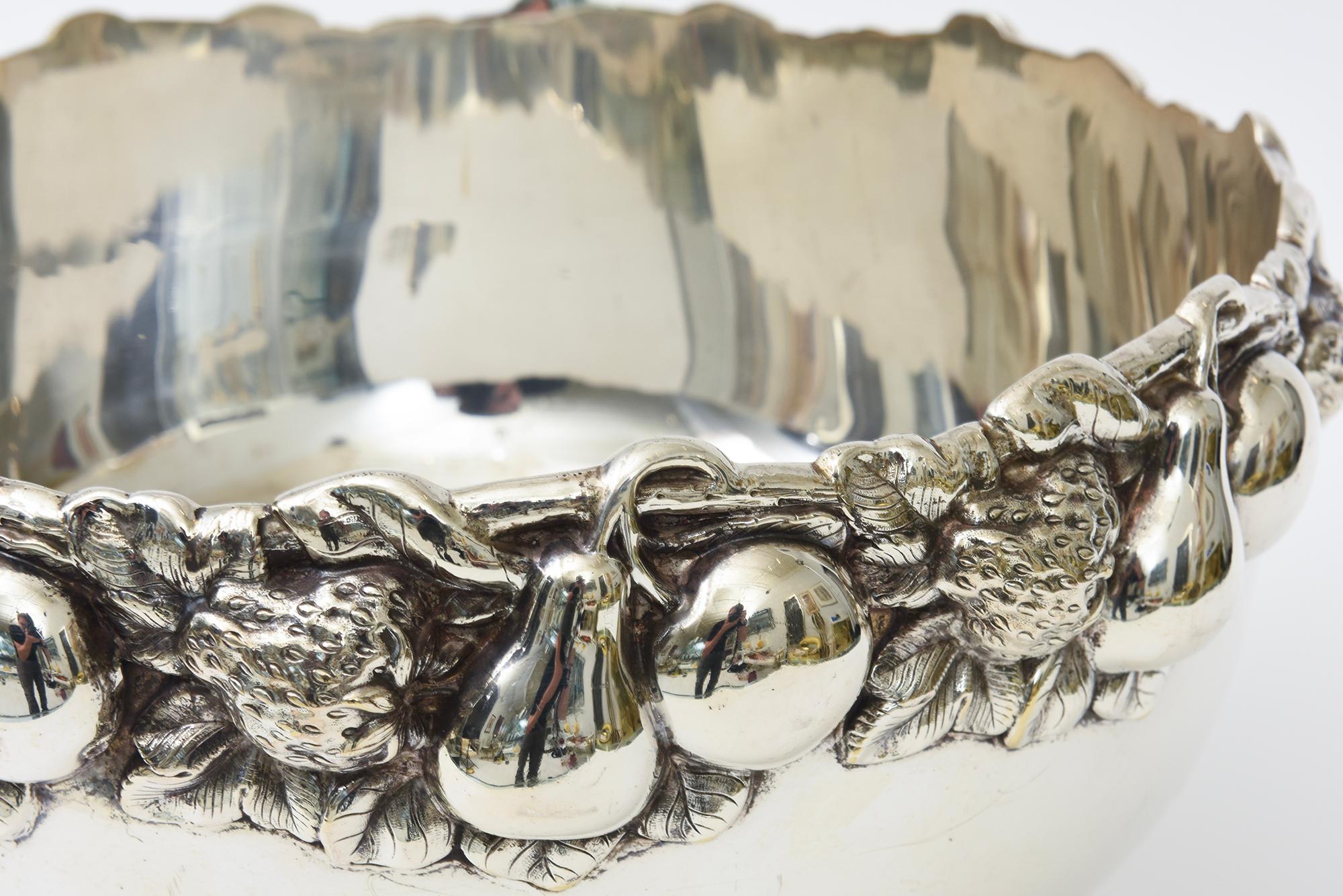 Vintage Monumental Silber-Platte servieren Schüssel, Punch Bowl Stilisierte Obst RIm MCM (Versilberung) im Angebot
