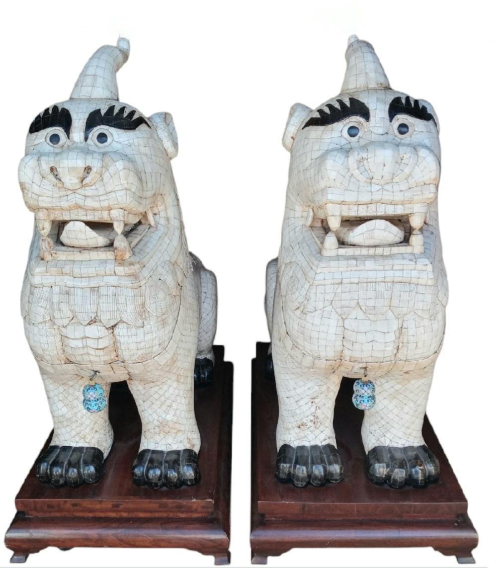 20ième siècle Paire de statues monumentales d'os tesselées de style Maitland Smith avec chien Foo en vente